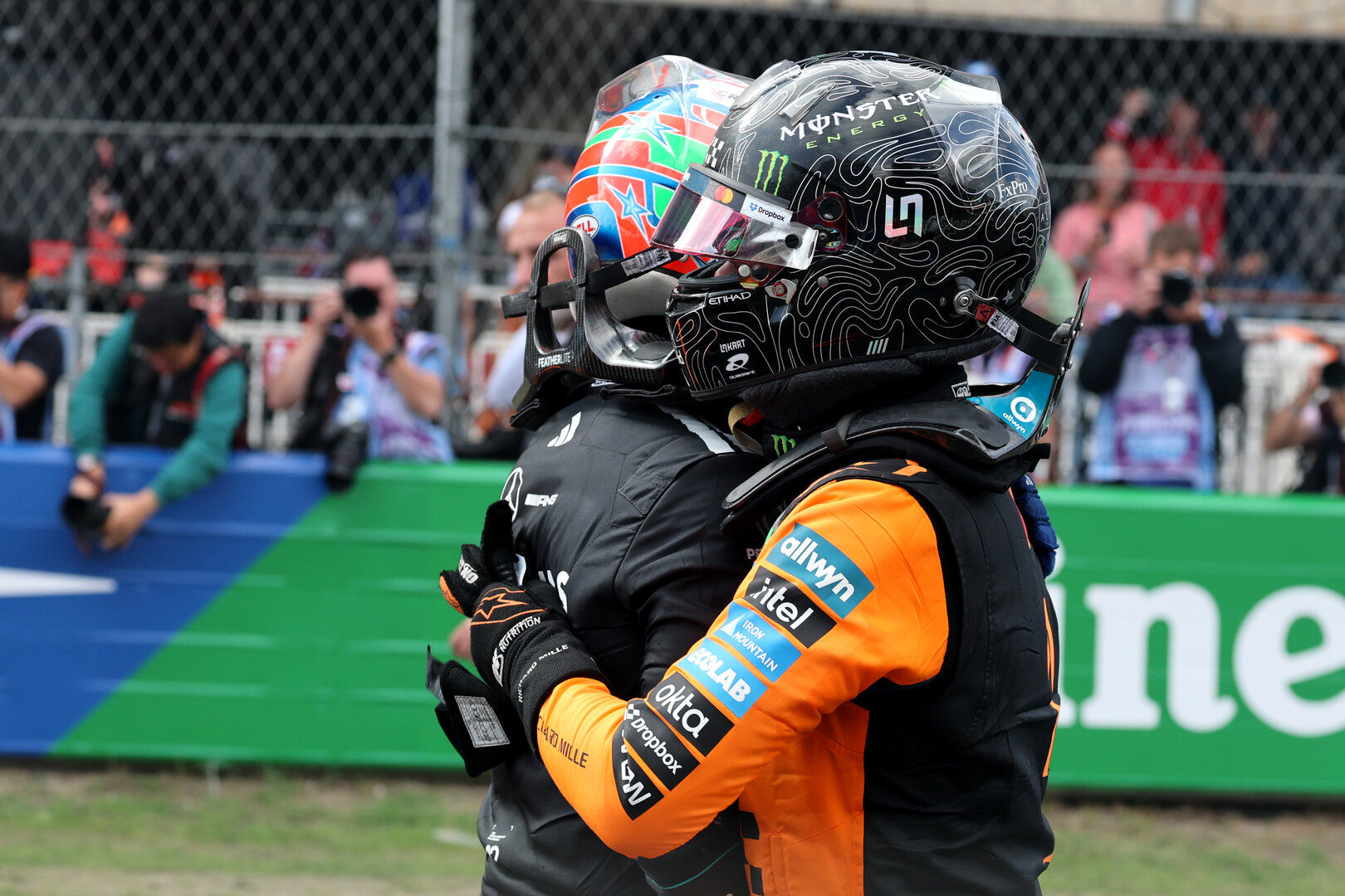 GP OLANDA, Gara winner Lando Norris (GBR) McLaren F1 Team celebrates in parc ferme with Andrea Kimi Antonelli (ITA) Mercedes AMG Formula One Team.
23.08.2026. Formula 1 World Championship, Rd 12, Dutch Grand Prix, Zandvoort, Netherlands, Gara Day.
- www.xpbimages.com, EMail: requests@xpbimages.com © Copyright: Moy / XPB Images
