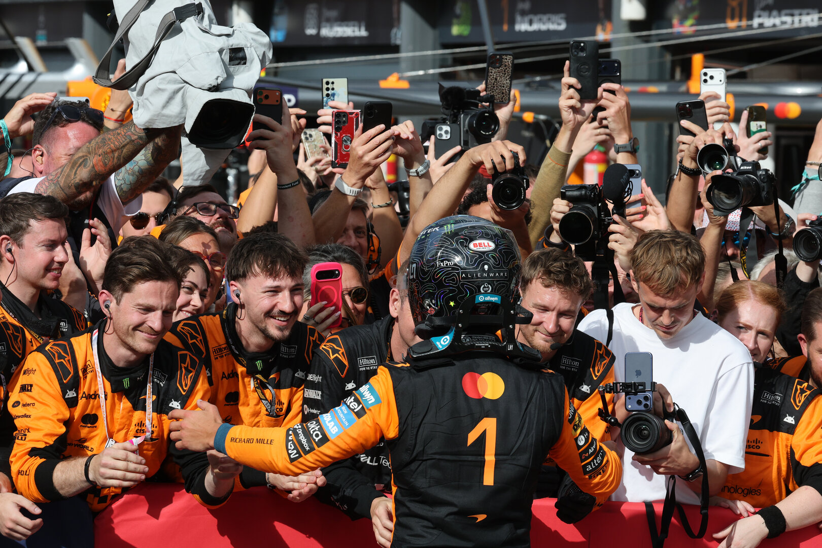 GP OLANDA, Gara winner Lando Norris (GBR) McLaren F1 Team celebrates in parc ferme with the team.
23.08.2026. Formula 1 World Championship, Rd 12, Dutch Grand Prix, Zandvoort, Netherlands, Gara Day.
- www.xpbimages.com, EMail: requests@xpbimages.com © Copyright: Moy / XPB Images