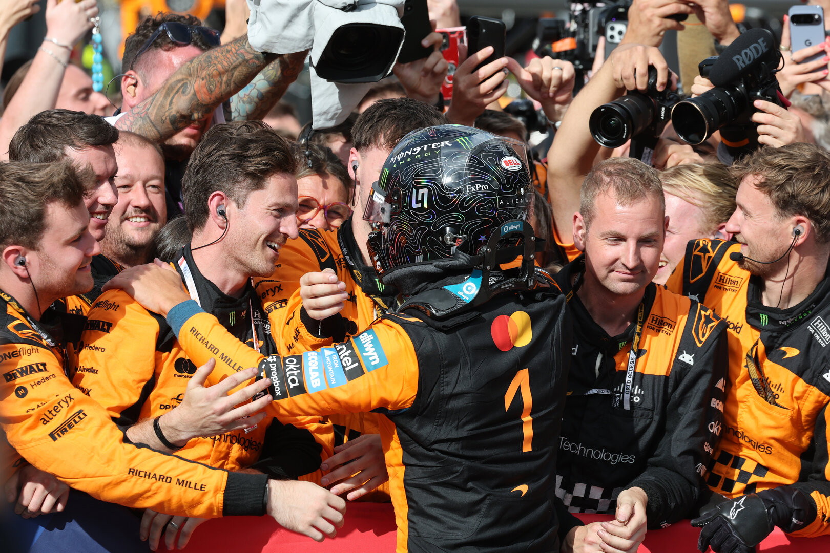 GP OLANDA, Gara winner Lando Norris (GBR) McLaren F1 Team celebrates in parc ferme with the team.
23.08.2026. Formula 1 World Championship, Rd 12, Dutch Grand Prix, Zandvoort, Netherlands, Gara Day.
- www.xpbimages.com, EMail: requests@xpbimages.com © Copyright: Moy / XPB Images