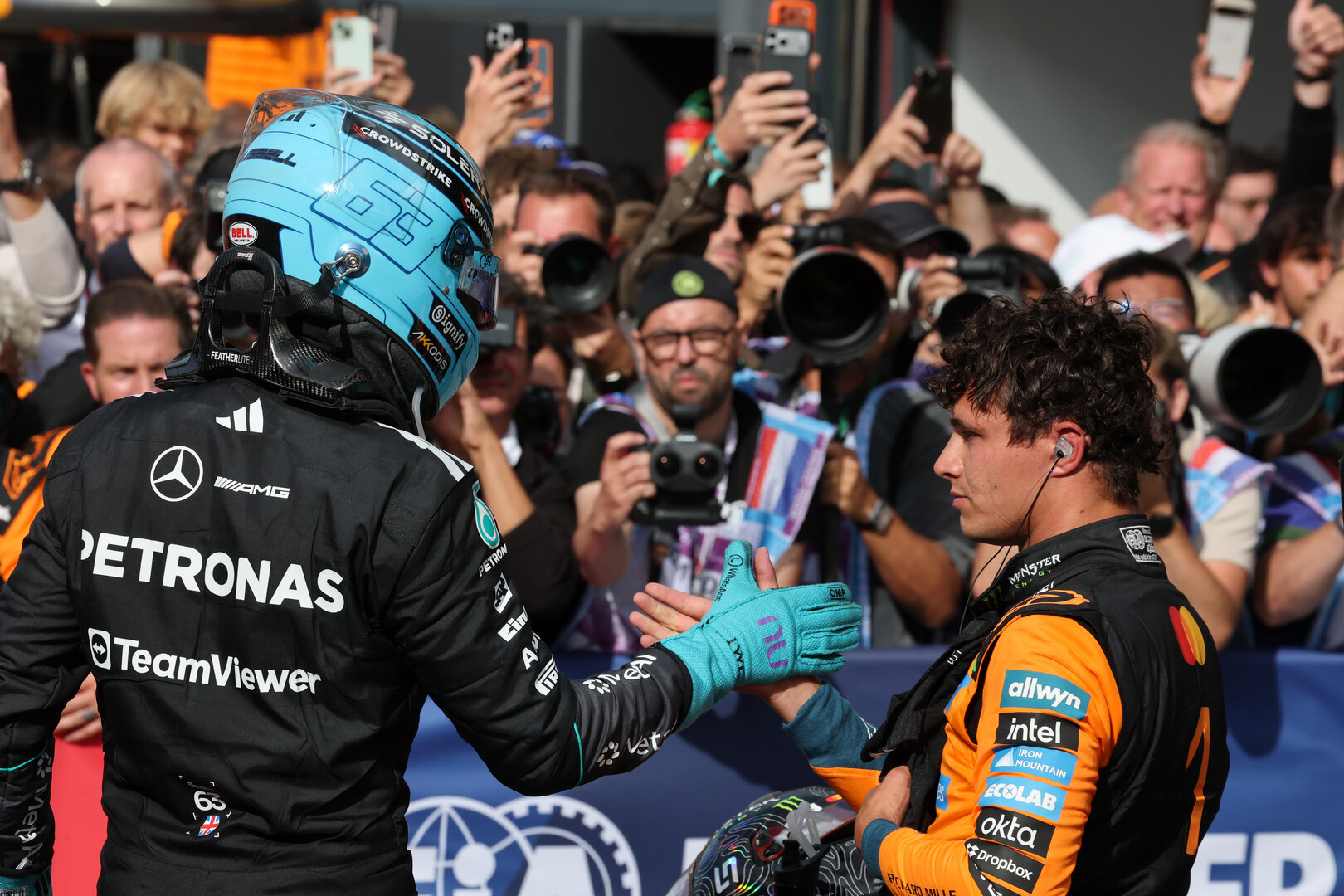 GP OLANDA, (L to R): George Russell (GBR) Mercedes AMG Formula One Team celebrates his third position with vincitore Lando Norris (GBR) McLaren F1 Team in parc ferme.
23.08.2026. Formula 1 World Championship, Rd 12, Dutch Grand Prix, Zandvoort, Netherlands, Gara Day.
- www.xpbimages.com, EMail: requests@xpbimages.com © Copyright: Moy / XPB Images