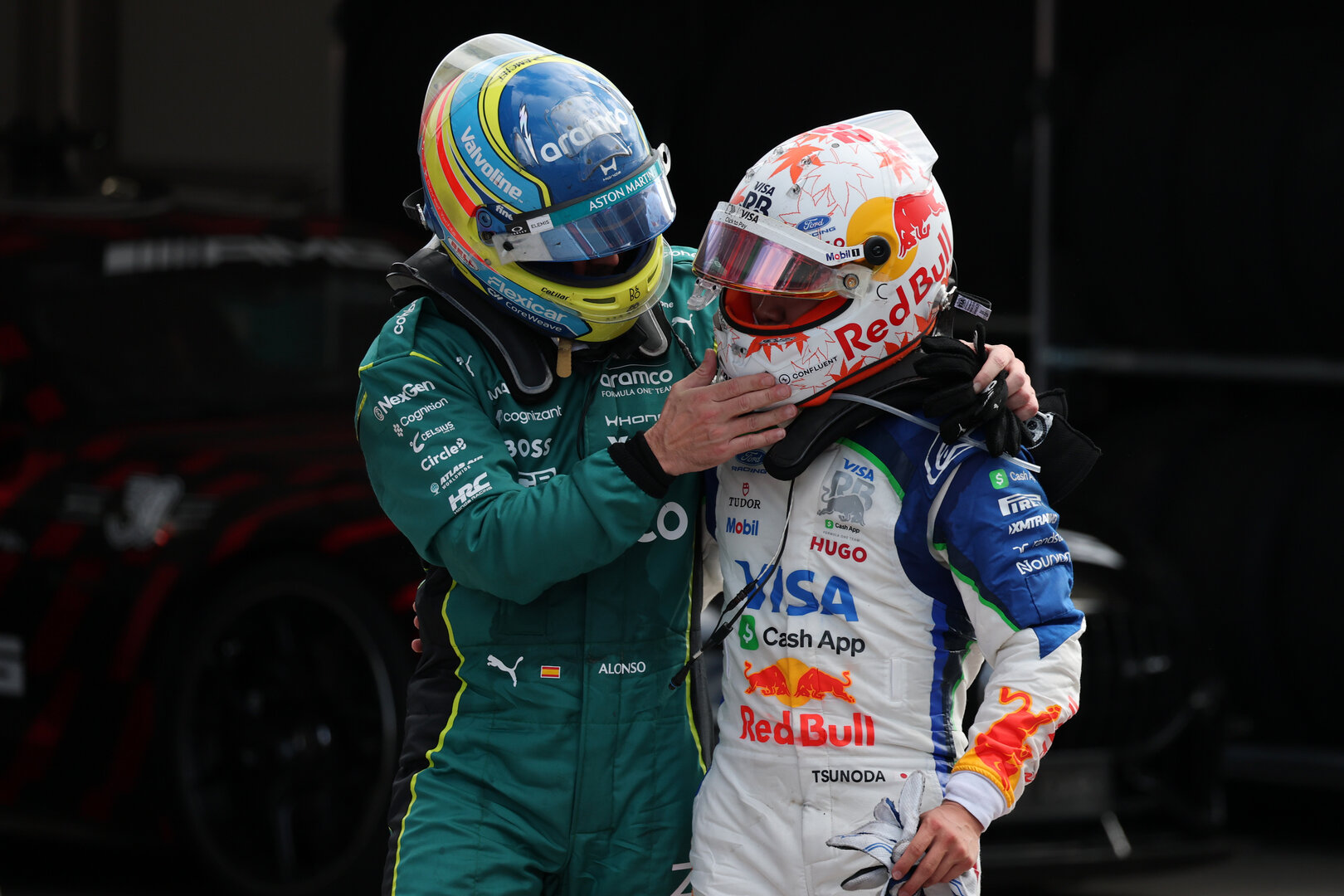 GP OLANDA, (L to R): Fernando Alonso (ESP) Aston Martin F1 Team with Yuki Tsunoda (JPN) Racing Bulls Reserve Driver in parc ferme.
23.08.2026. Formula 1 World Championship, Rd 12, Dutch Grand Prix, Zandvoort, Netherlands, Gara Day.
- www.xpbimages.com, EMail: requests@xpbimages.com © Copyright: Moy / XPB Images