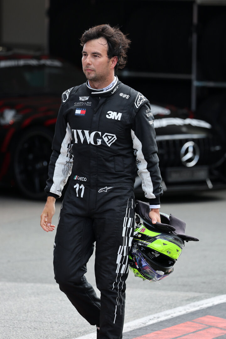 GP OLANDA, Sergio Perez (MEX) Cadillac Formula 1 Team in parc ferme.
23.08.2026. Formula 1 World Championship, Rd 12, Dutch Grand Prix, Zandvoort, Netherlands, Gara Day.
- www.xpbimages.com, EMail: requests@xpbimages.com © Copyright: Moy / XPB Images