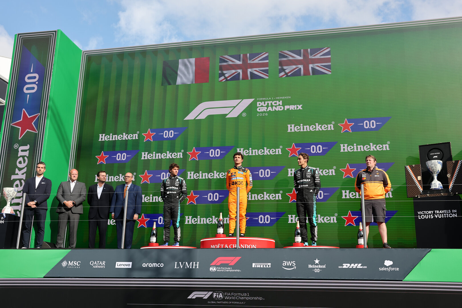 GP OLANDA, The podium (L to R): Andrea Kimi Antonelli (ITA) Mercedes AMG Formula One Team, second; Lando Norris (GBR) McLaren F1 Team, vincitore; George Russell (GBR) Mercedes AMG Formula One Team W17, third; Adrian Goodwin (GBR) McLaren F1 Team Associate Director, Gara Engineering.
23.08.2026. Formula 1 World Championship, Rd 12, Dutch Grand Prix, Zandvoort, Netherlands, Gara Day.
- www.xpbimages.com, EMail: requests@xpbimages.com © Copyright: Moy / XPB Images
