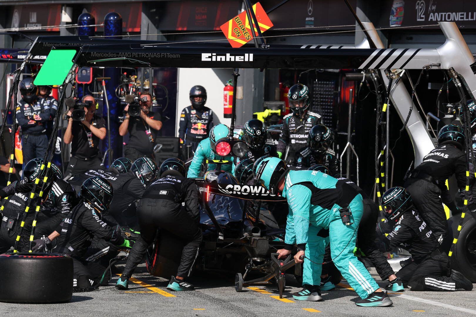GP OLANDA, Andrea Kimi Antonelli (ITA) Mercedes AMG Formula One Team W17 makes a pit stop.
23.08.2026. Formula 1 World Championship, Rd 12, Dutch Grand Prix, Zandvoort, Netherlands, Gara Day.
- www.xpbimages.com, EMail: requests@xpbimages.com © Copyright: Moy / XPB Images