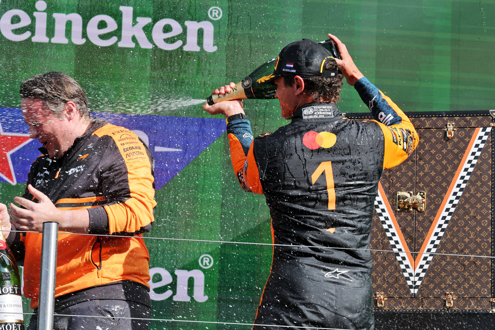 GP OLANDA, Gara winner Lando Norris (GBR) McLaren F1 Team celebrates with Adrian Goodwin (GBR) McLaren F1 Team Associate Director, Gara Engineering on the podium.
23.08.2026. Formula 1 World Championship, Rd 12, Dutch Grand Prix, Zandvoort, Netherlands, Gara Day.
- www.xpbimages.com, EMail: requests@xpbimages.com © Copyright: Moy / XPB Images