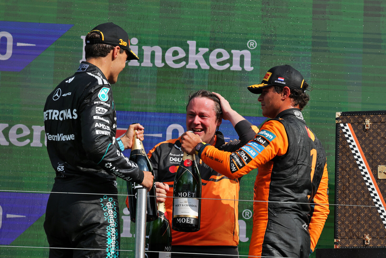 GP OLANDA, Gara winner Lando Norris (GBR) McLaren F1 Team (Right) celebrates with Adrian Goodwin (GBR) McLaren F1 Team Associate Director, Gara Engineering e George Russell (GBR) Mercedes AMG Formula One Team on the podium.
23.08.2026. Formula 1 World Championship, Rd 12, Dutch Grand Prix, Zandvoort, Netherlands, Gara Day.
- www.xpbimages.com, EMail: requests@xpbimages.com © Copyright: Moy / XPB Images