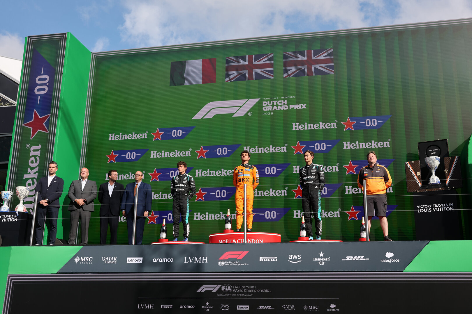 GP OLANDA, The podium (L to R): Andrea Kimi Antonelli (ITA) Mercedes AMG Formula One Team, second; Lando Norris (GBR) McLaren F1 Team, vincitore; George Russell (GBR) Mercedes AMG Formula One Team W17, third; Adrian Goodwin (GBR) McLaren F1 Team Associate Director, Gara Engineering.
23.08.2026. Formula 1 World Championship, Rd 12, Dutch Grand Prix, Zandvoort, Netherlands, Gara Day.
- www.xpbimages.com, EMail: requests@xpbimages.com © Copyright: Moy / XPB Images