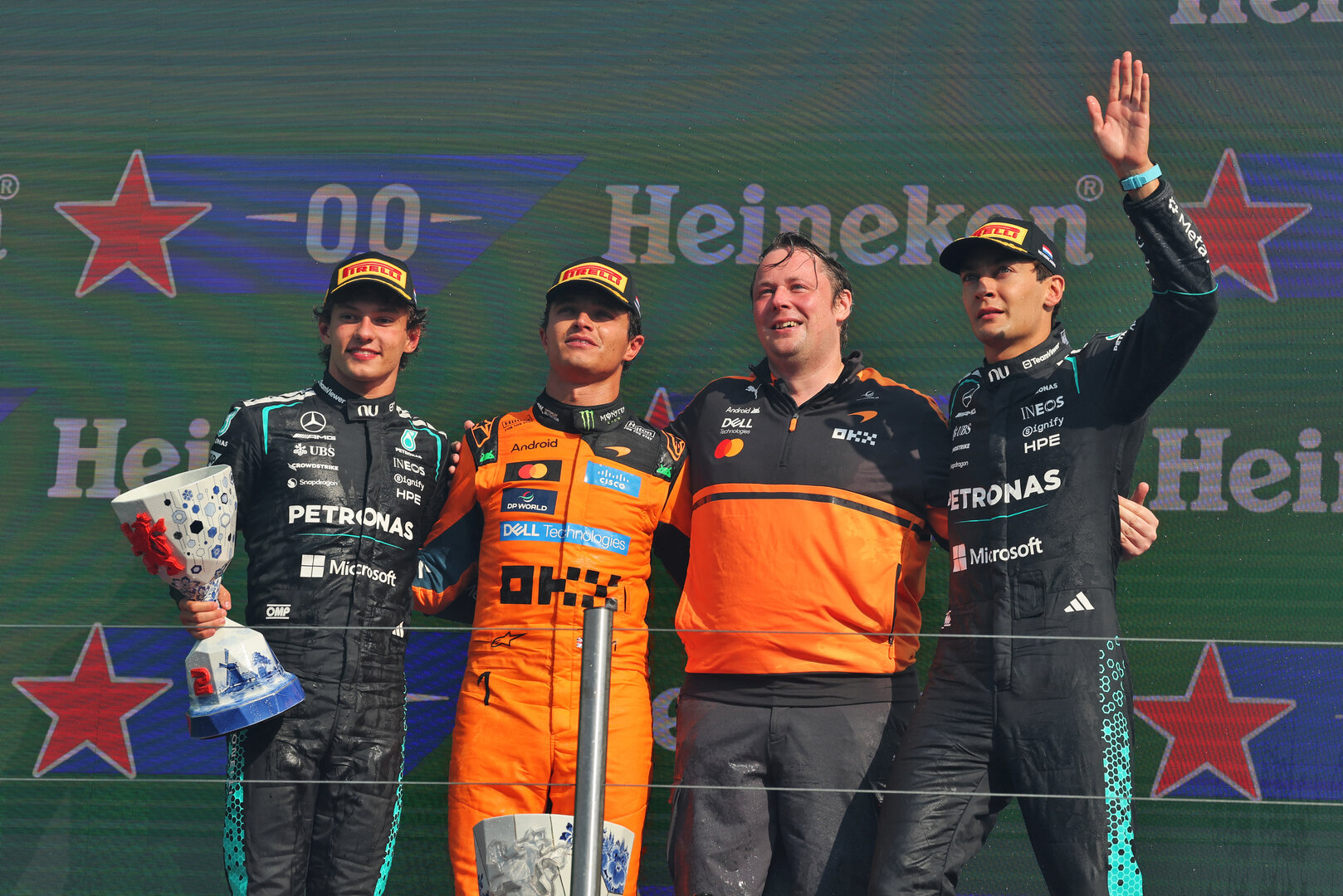 GP OLANDA, The podium (L to R): Andrea Kimi Antonelli (ITA) Mercedes AMG Formula One Team, second; Lando Norris (GBR) McLaren F1 Team, vincitore; Adrian Goodwin (GBR) McLaren F1 Team Associate Director, Gara Engineering; George Russell (GBR) Mercedes AMG Formula One Team W17, third.
23.08.2026. Formula 1 World Championship, Rd 12, Dutch Grand Prix, Zandvoort, Netherlands, Gara Day.
- www.xpbimages.com, EMail: requests@xpbimages.com © Copyright: Moy / XPB Images
