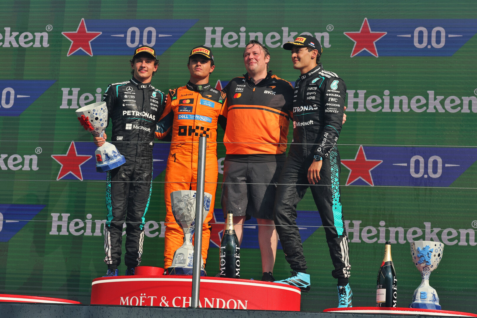 GP OLANDA, The podium (L to R): Andrea Kimi Antonelli (ITA) Mercedes AMG Formula One Team, second; Lando Norris (GBR) McLaren F1 Team, vincitore; Adrian Goodwin (GBR) McLaren F1 Team Associate Director, Gara Engineering; George Russell (GBR) Mercedes AMG Formula One Team W17, third.
23.08.2026. Formula 1 World Championship, Rd 12, Dutch Grand Prix, Zandvoort, Netherlands, Gara Day.
- www.xpbimages.com, EMail: requests@xpbimages.com © Copyright: Moy / XPB Images