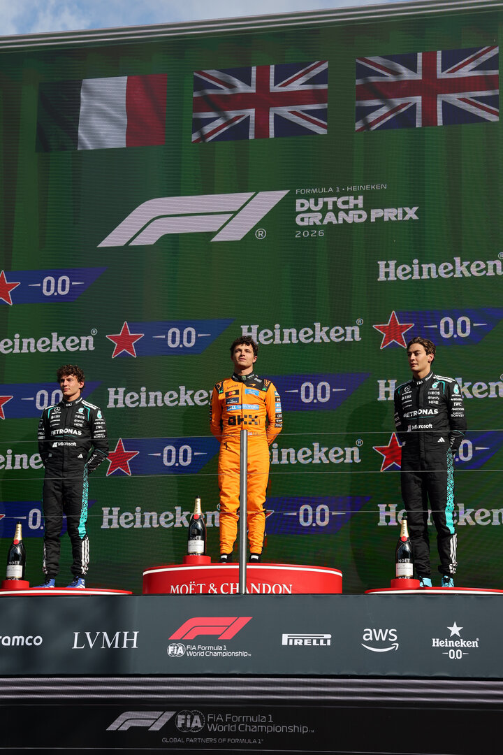 GP OLANDA, The podium (L to R): Andrea Kimi Antonelli (ITA) Mercedes AMG Formula One Team, second; Lando Norris (GBR) McLaren F1 Team, vincitore; George Russell (GBR) Mercedes AMG Formula One Team W17, third.
23.08.2026. Formula 1 World Championship, Rd 12, Dutch Grand Prix, Zandvoort, Netherlands, Gara Day.
- www.xpbimages.com, EMail: requests@xpbimages.com © Copyright: Moy / XPB Images