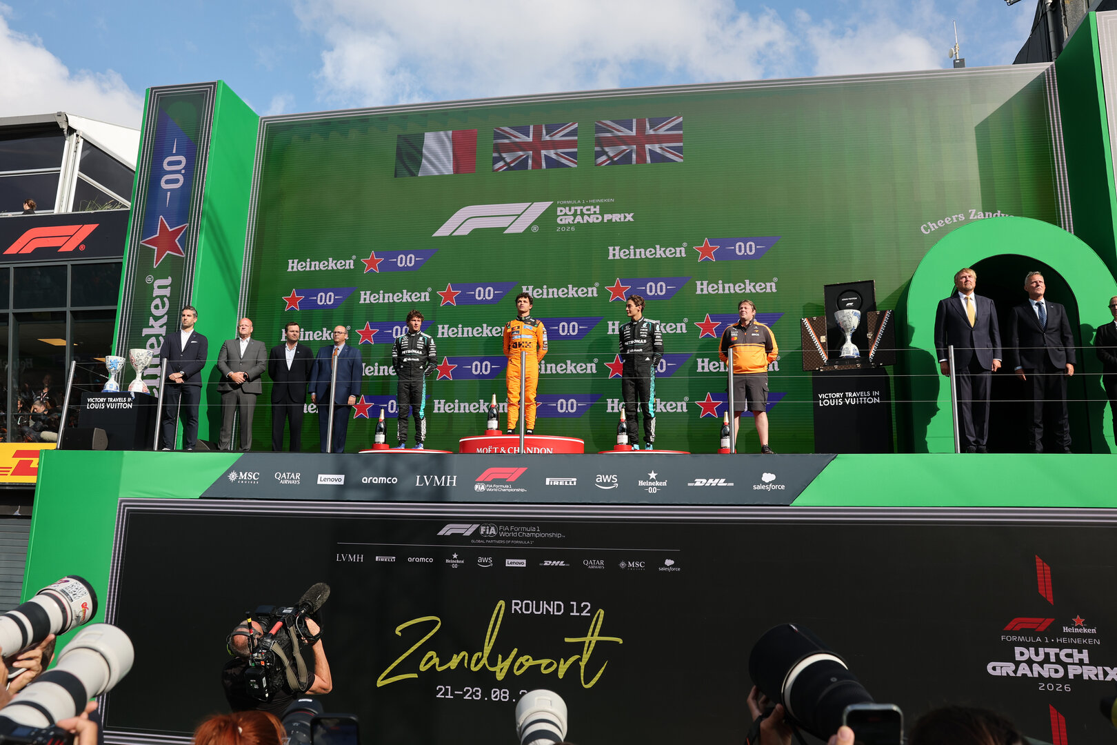 GP OLANDA, The podium (L to R): Andrea Kimi Antonelli (ITA) Mercedes AMG Formula One Team, second; Lando Norris (GBR) McLaren F1 Team, vincitore; George Russell (GBR) Mercedes AMG Formula One Team W17, third; Adrian Goodwin (GBR) McLaren F1 Team Associate Director, Gara Engineering.
23.08.2026. Formula 1 World Championship, Rd 12, Dutch Grand Prix, Zandvoort, Netherlands, Gara Day.
- www.xpbimages.com, EMail: requests@xpbimages.com © Copyright: Moy / XPB Images