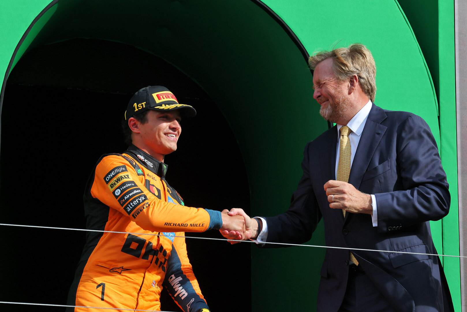 GP OLANDA, (L to R): vincitore Lando Norris (GBR) McLaren F1 Team celebrates with Willem-Alexander (NLD), King of the Netherlands on the podium.
23.08.2026. Formula 1 World Championship, Rd 12, Dutch Grand Prix, Zandvoort, Netherlands, Gara Day.
- www.xpbimages.com, EMail: requests@xpbimages.com © Copyright: Moy / XPB Images