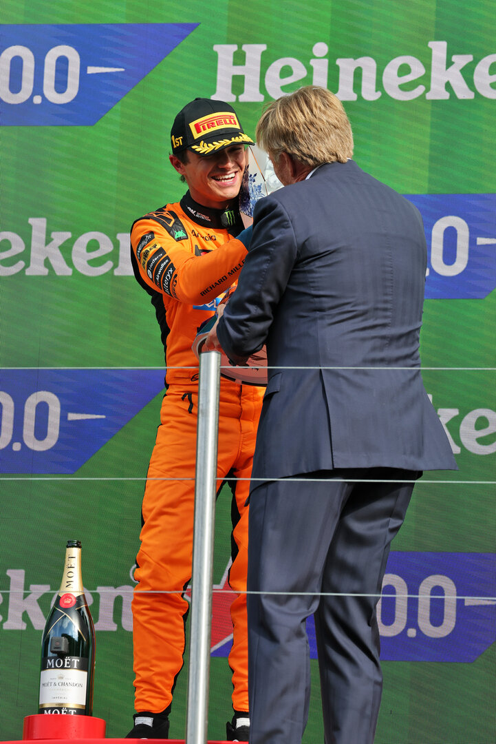 GP OLANDA, (L to R): vincitore Lando Norris (GBR) McLaren F1 Team celebrates with Willem-Alexander (NLD), King of the Netherlands on the podium.
23.08.2026. Formula 1 World Championship, Rd 12, Dutch Grand Prix, Zandvoort, Netherlands, Gara Day.
- www.xpbimages.com, EMail: requests@xpbimages.com © Copyright: Moy / XPB Images