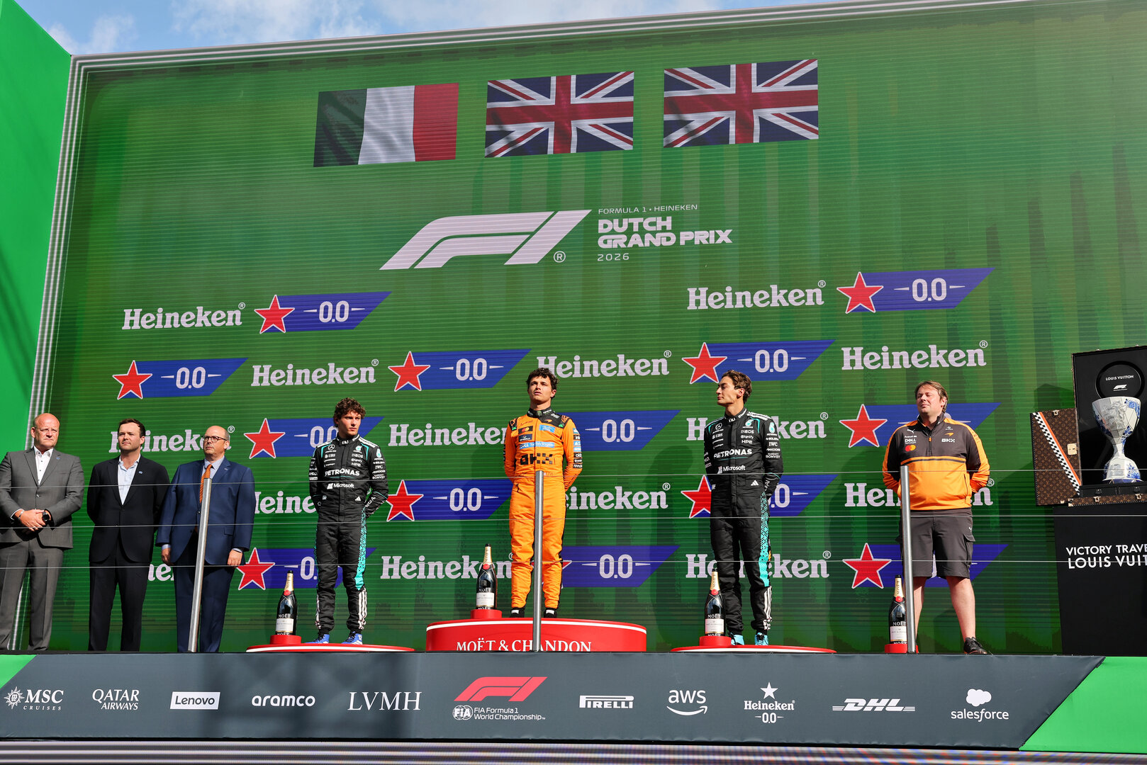 GP OLANDA, The podium (L to R): Andrea Kimi Antonelli (ITA) Mercedes AMG Formula One Team, second; Lando Norris (GBR) McLaren F1 Team, vincitore; George Russell (GBR) Mercedes AMG Formula One Team W17, third; Adrian Goodwin (GBR) McLaren F1 Team Associate Director, Gara Engineering.
23.08.2026. Formula 1 World Championship, Rd 12, Dutch Grand Prix, Zandvoort, Netherlands, Gara Day.
- www.xpbimages.com, EMail: requests@xpbimages.com © Copyright: Moy / XPB Images