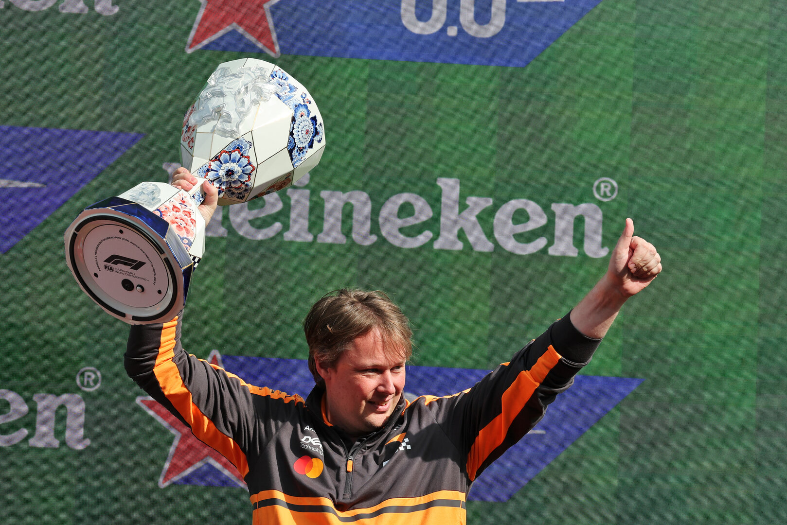GP OLANDA, Adrian Goodwin (GBR) McLaren F1 Team Associate Director, Gara Engineering celebrates on the podium.
23.08.2026. Formula 1 World Championship, Rd 12, Dutch Grand Prix, Zandvoort, Netherlands, Gara Day.
- www.xpbimages.com, EMail: requests@xpbimages.com © Copyright: Moy / XPB Images