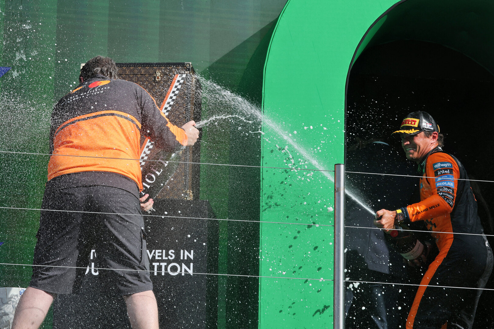 GP OLANDA, Gara winner Lando Norris (GBR) McLaren F1 Team celebrates with Adrian Goodwin (GBR) McLaren F1 Team Associate Director, Gara Engineering on the podium.
23.08.2026. Formula 1 World Championship, Rd 12, Dutch Grand Prix, Zandvoort, Netherlands, Gara Day.
- www.xpbimages.com, EMail: requests@xpbimages.com © Copyright: Moy / XPB Images