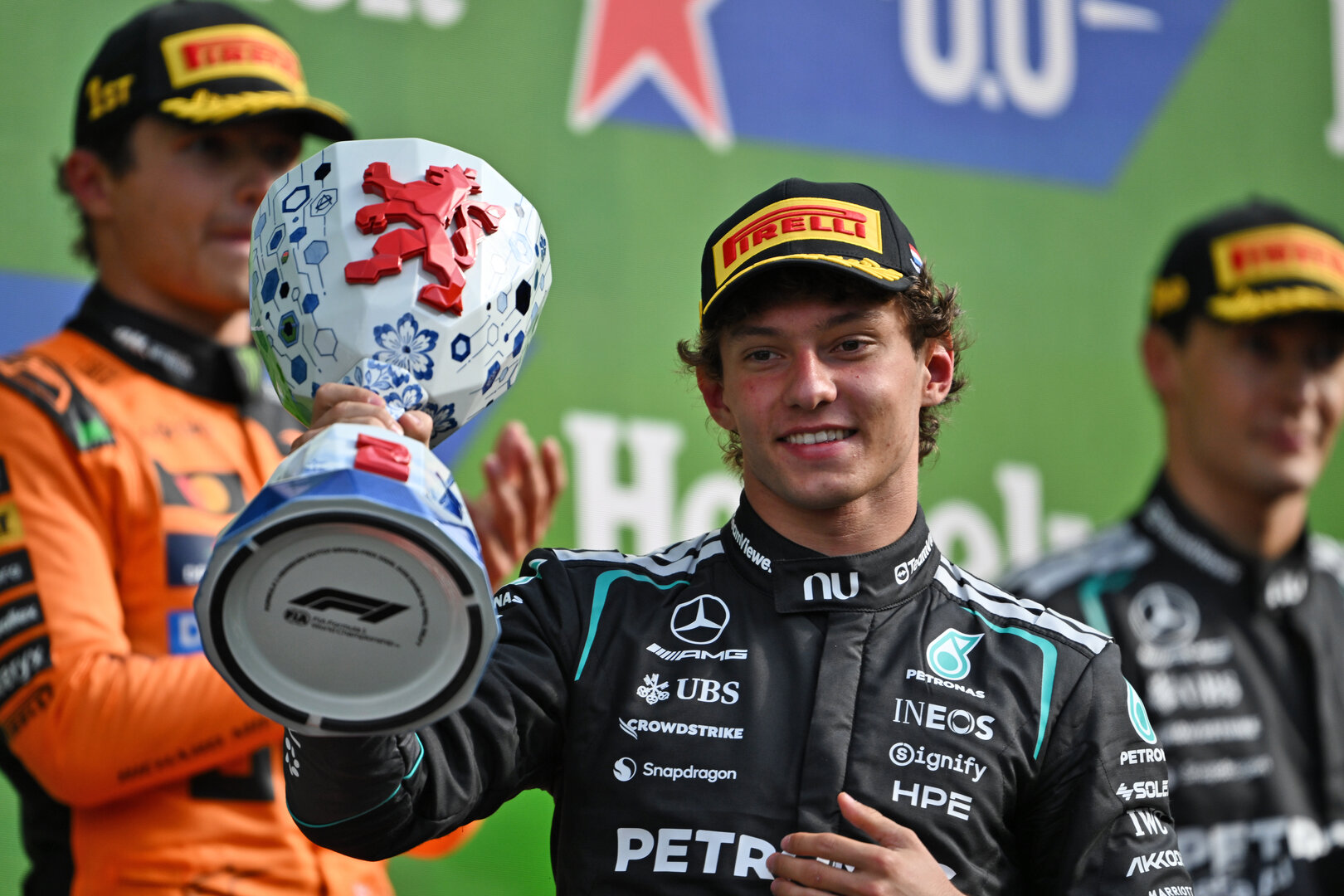 GP OLANDA, Andrea Kimi Antonelli (ITA) Mercedes AMG Formula One Team celebrates his second position on the podium.
23.08.2026. Formula 1 World Championship, Rd 12, Dutch Grand Prix, Zandvoort, Netherlands, Gara Day.
- www.xpbimages.com, EMail: requests@xpbimages.com © Copyright: Price / XPB Images