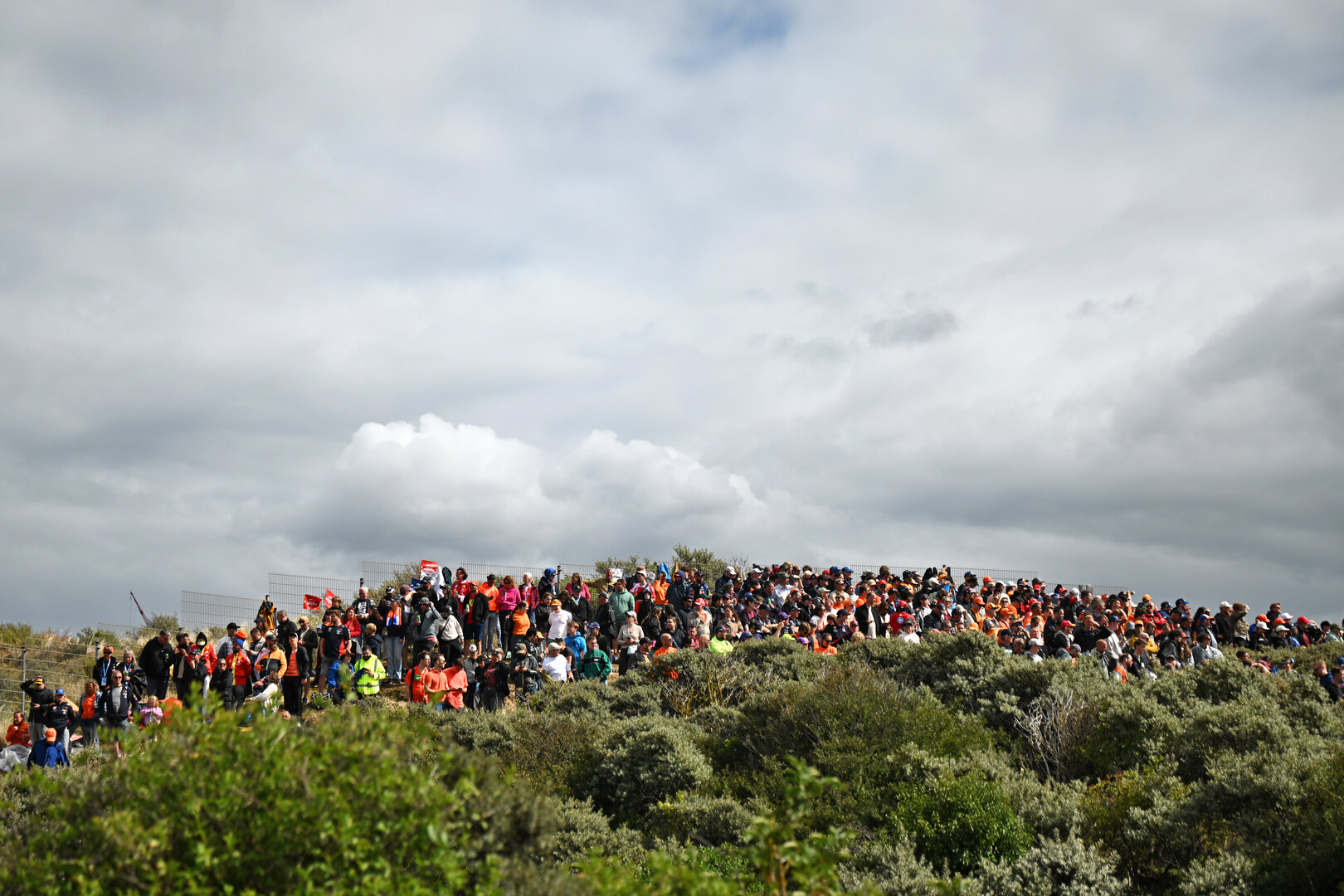 GP OLANDA, Circuit Atmosfera - fans in the sand dunes.
23.08.2026. Formula 1 World Championship, Rd 12, Dutch Grand Prix, Zandvoort, Netherlands, Gara Day.
- www.xpbimages.com, EMail: requests@xpbimages.com © Copyright: Price / XPB Images