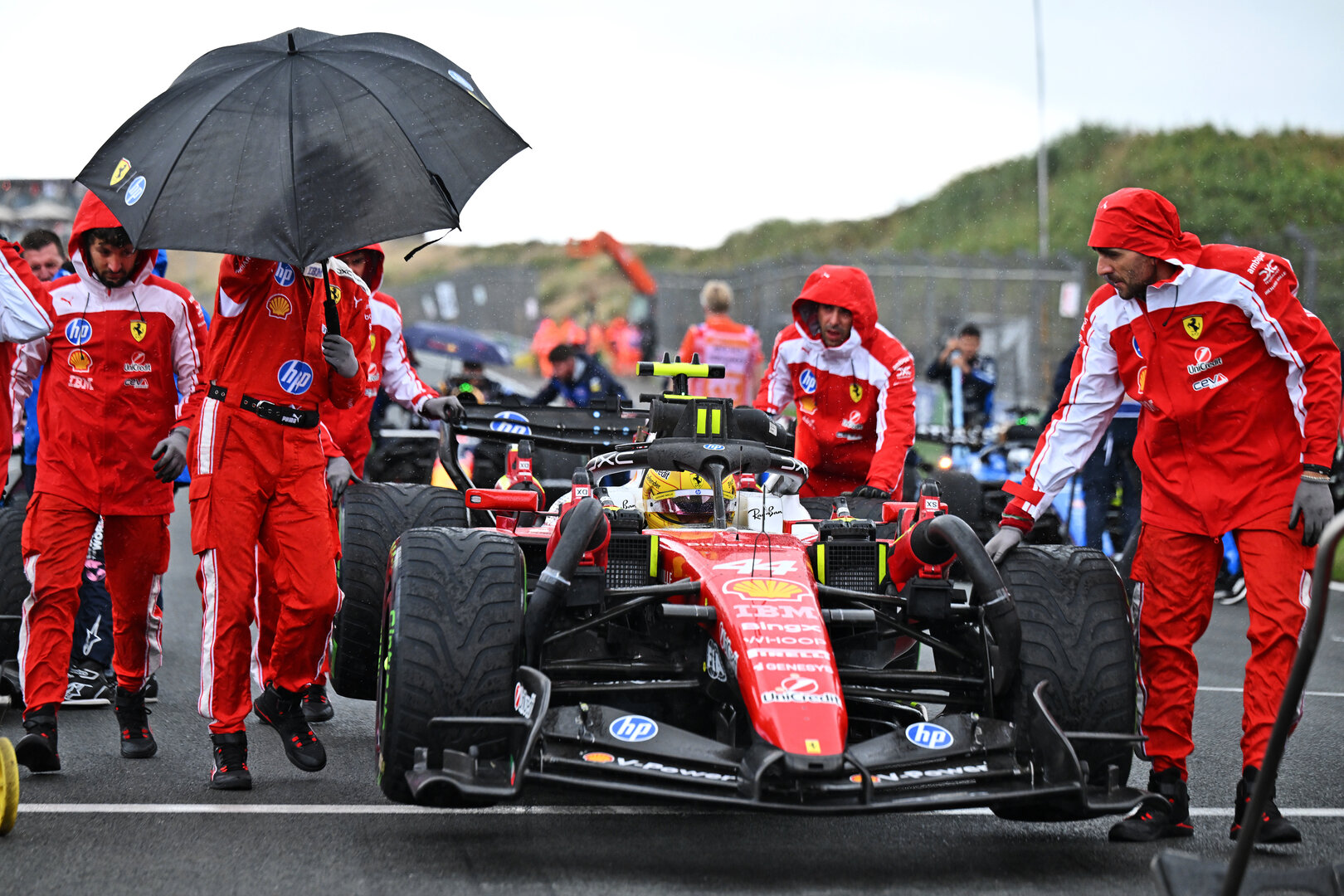 GP OLANDA, Lewis Hamilton (GBR) Ferrari SF-26 on the grid.
23.08.2026. Formula 1 World Championship, Rd 12, Dutch Grand Prix, Zandvoort, Netherlands, Gara Day.
- www.xpbimages.com, EMail: requests@xpbimages.com © Copyright: Price / XPB Images
