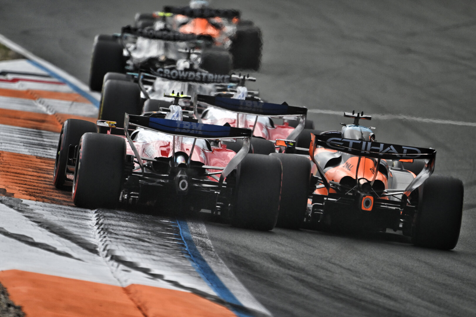 GP OLANDA, Lewis Hamilton (GBR) Ferrari SF-26 e Oscar Piastri (AUS) McLaren F1 Team MCL40 at the partenza of the race.
23.08.2026. Formula 1 World Championship, Rd 12, Dutch Grand Prix, Zandvoort, Netherlands, Gara Day.
- www.xpbimages.com, EMail: requests@xpbimages.com © Copyright: Price / XPB Images