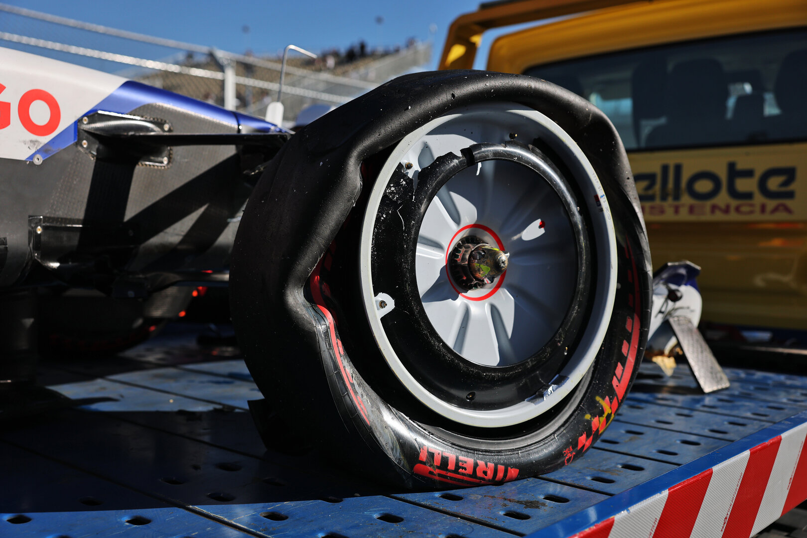 GP SPAGNA, The damaged Racing Bulls Formula One Team VCARB 03 of Arvid Lindblad (GBR) is recovered back to the pits on the back of a truck after he crashed in the second practice session.
11.09.2026 Formula 1 World Championship, Rd 14, Spanish Grand Prix, Madrid, Spain, Practice Day.
- www.xpbimages.com, EMail: requests@xpbimages.com © Copyright: Moy / XPB Images