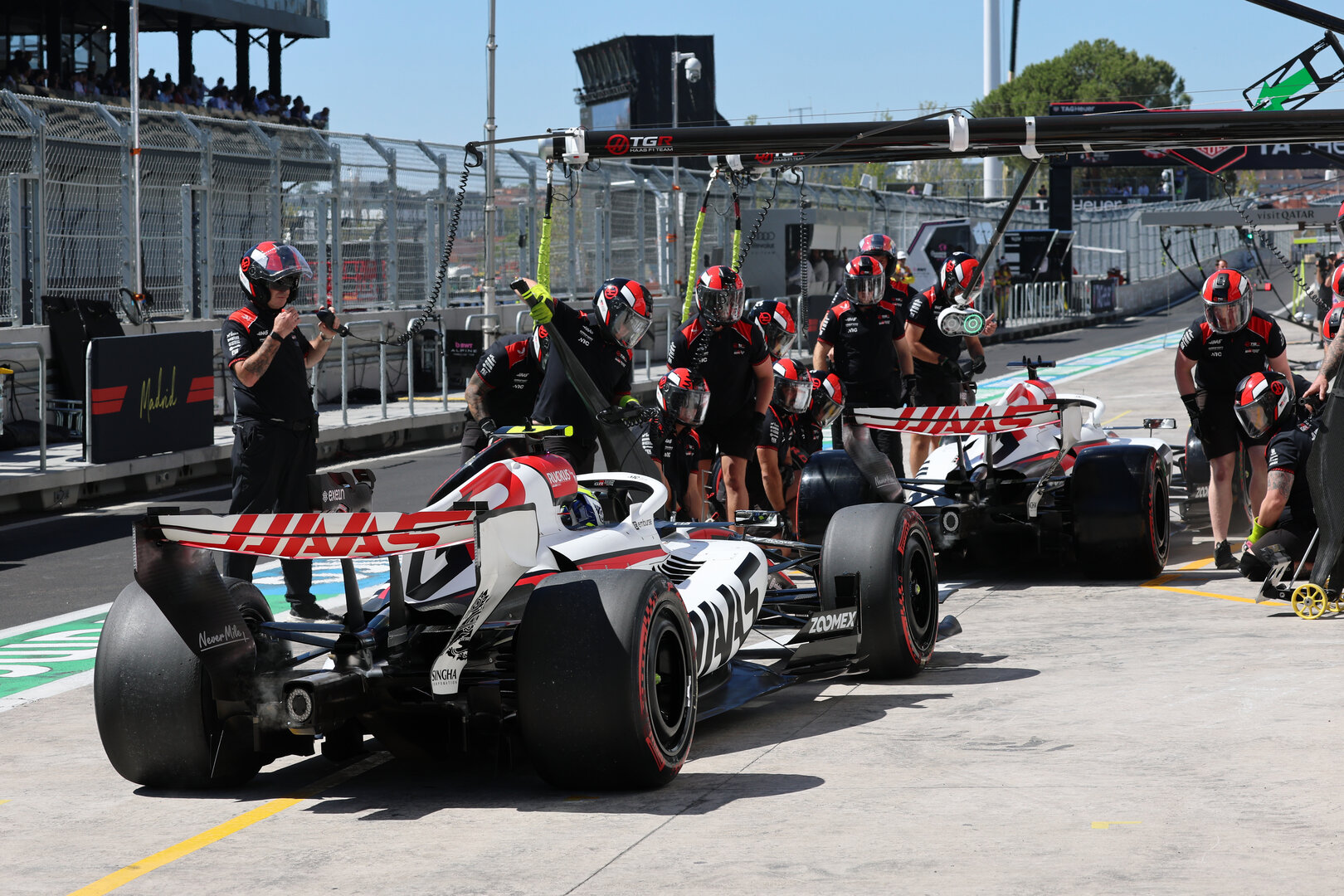 GP SPAGNA, Oliver Bearman (GBR) Haas F1 Team VF-26 e Esteban Ocon (FRA) Haas F1 Team VF-26 in the pits.
12.09.2026. Formula 1 World Championship, Rd 14, Spanish Grand Prix, Madrid, Spain, Qualifiche Day.
- www.xpbimages.com, EMail: requests@xpbimages.com © Copyright: Batchelor / XPB Images