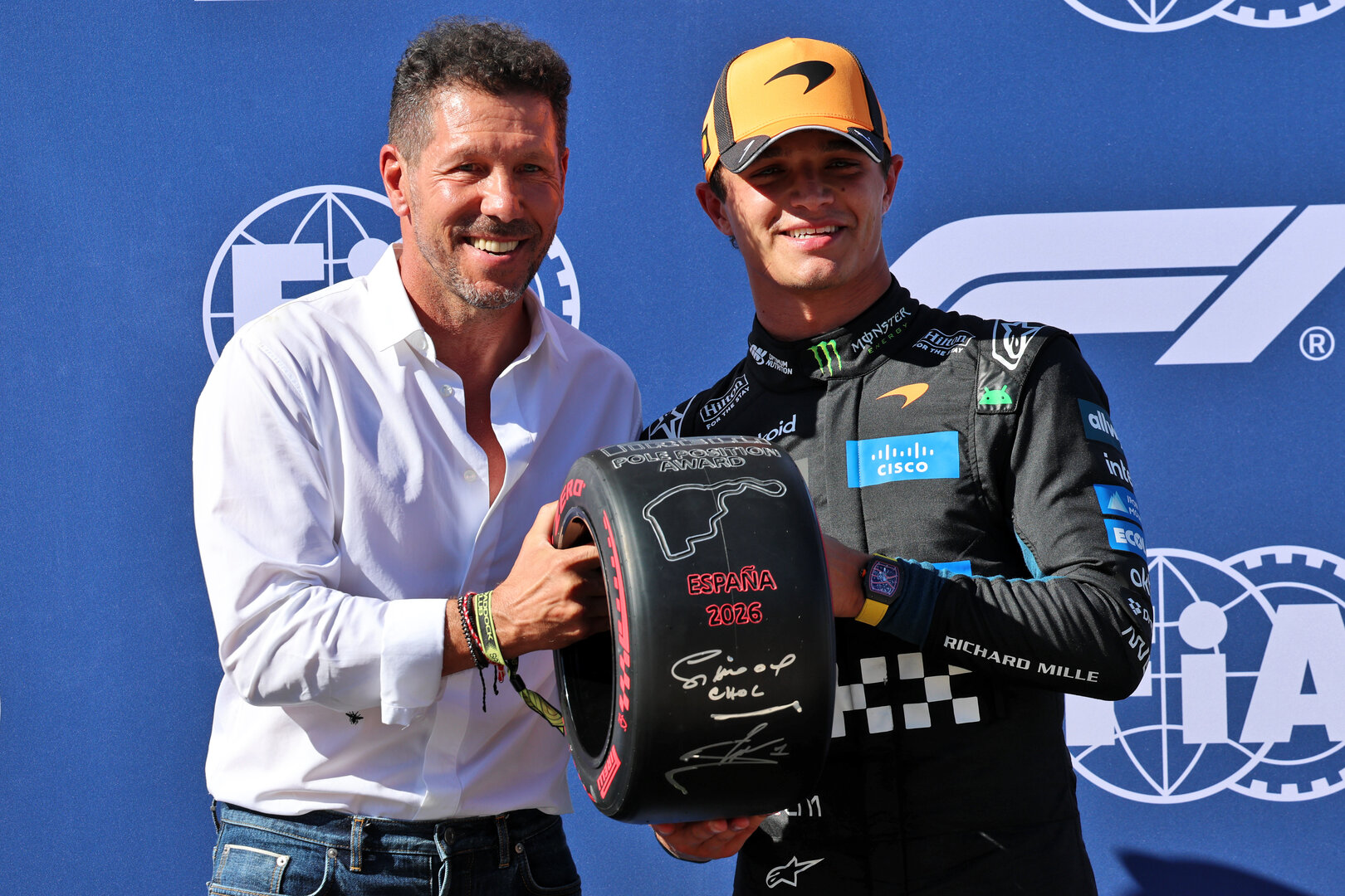 GP SPAGNA, (L to R): Diego Simeone (ARG) Football Manager presents the Pirelli Pole Position Award to Lando Norris (GBR) McLaren F1 Team in qualifying parc ferme.
12.09.2026. Formula 1 World Championship, Rd 14, Spanish Grand Prix, Madrid, Spain, Qualifiche Day.
- www.xpbimages.com, EMail: requests@xpbimages.com © Copyright: Batchelor / XPB Images