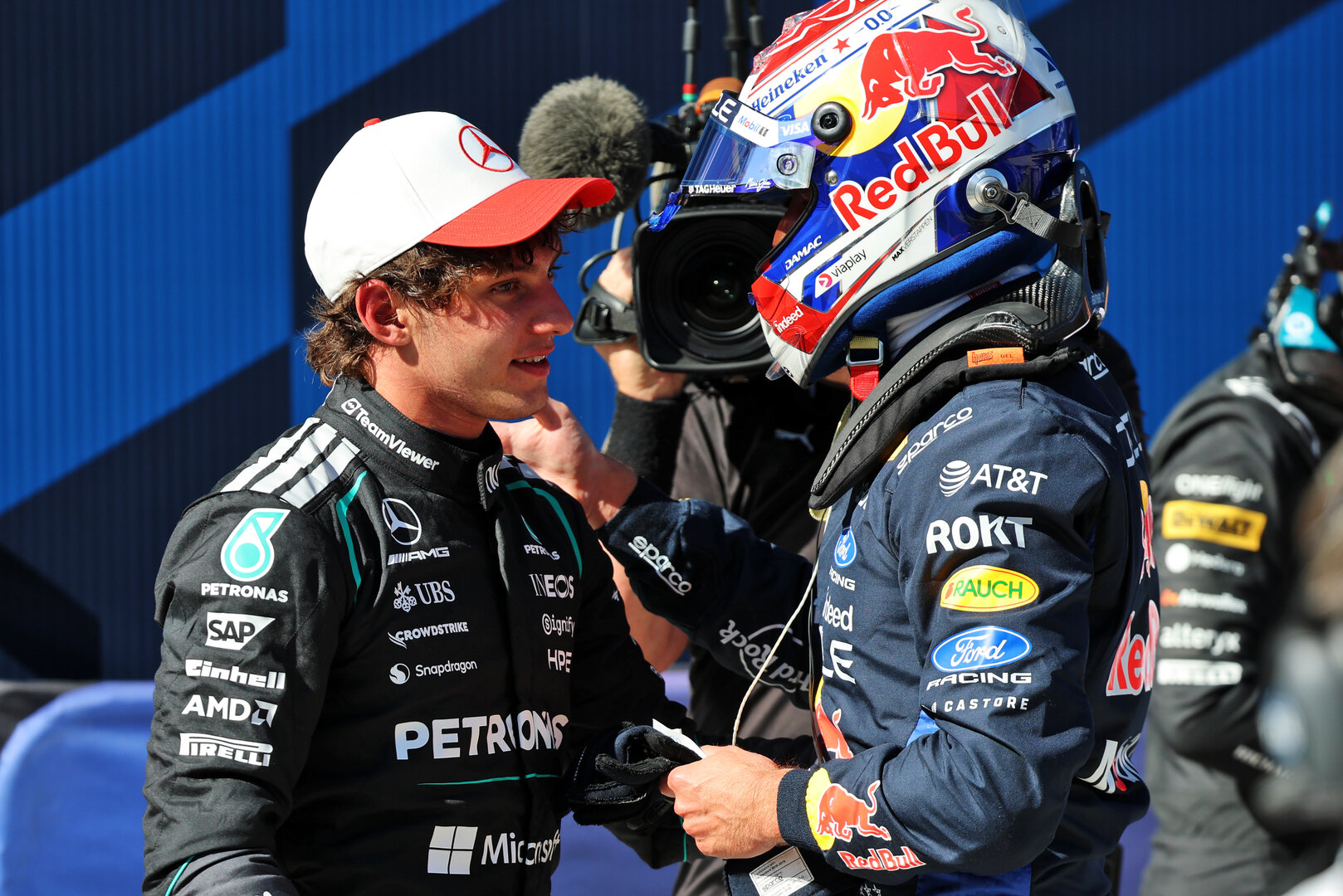 GP SPAGNA, (L to R): Andrea Kimi Antonelli (ITA) Mercedes AMG Formula One Team with Max Verstappen (NLD) Red Bull Racing in qualifying parc ferme.
12.09.2026. Formula 1 World Championship, Rd 14, Spanish Grand Prix, Madrid, Spain, Qualifiche Day.
- www.xpbimages.com, EMail: requests@xpbimages.com © Copyright: Batchelor / XPB Images