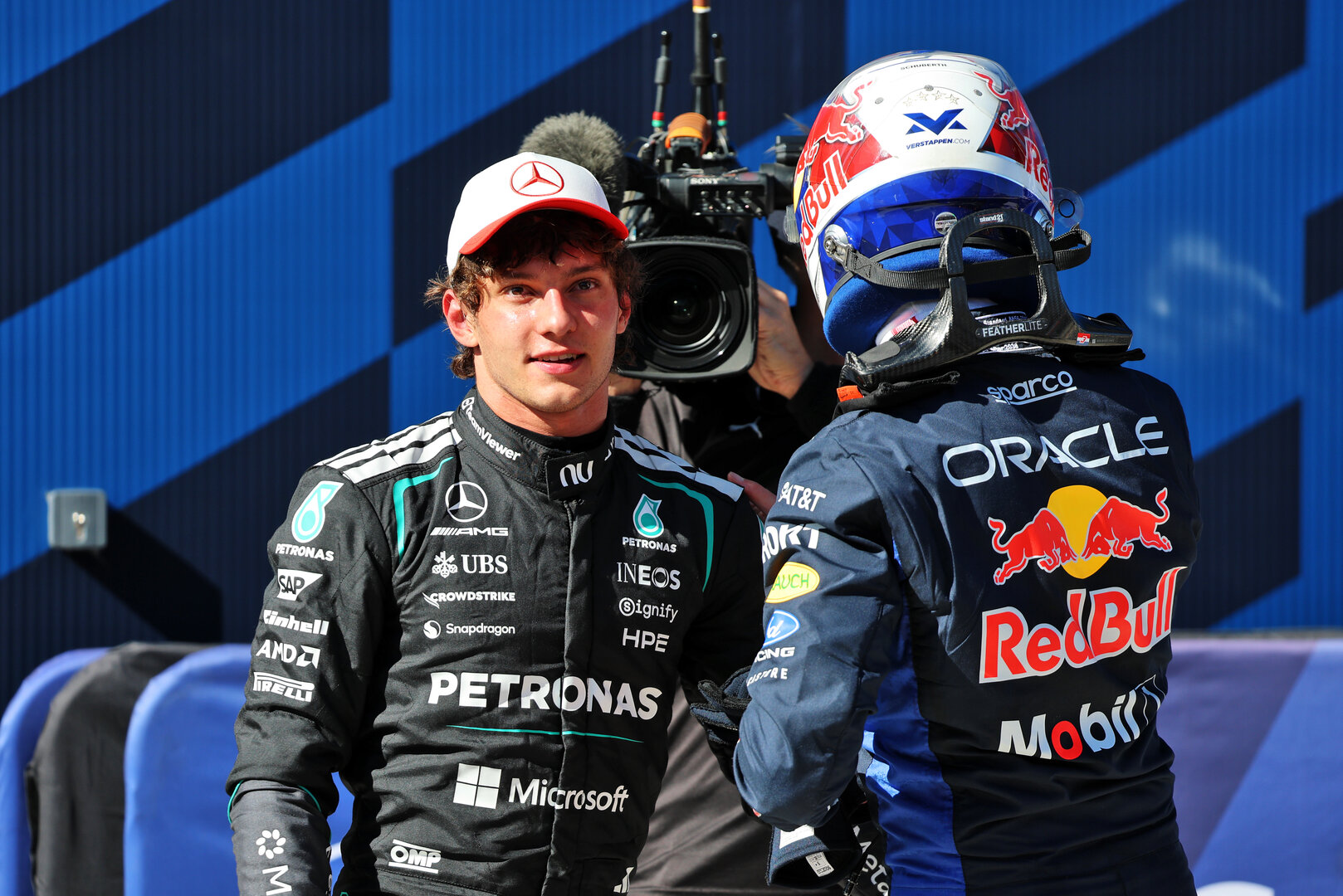 GP SPAGNA, (L to R): Andrea Kimi Antonelli (ITA) Mercedes AMG Formula One Team with Max Verstappen (NLD) Red Bull Racing in qualifying parc ferme.
12.09.2026. Formula 1 World Championship, Rd 14, Spanish Grand Prix, Madrid, Spain, Qualifiche Day.
- www.xpbimages.com, EMail: requests@xpbimages.com © Copyright: Batchelor / XPB Images
