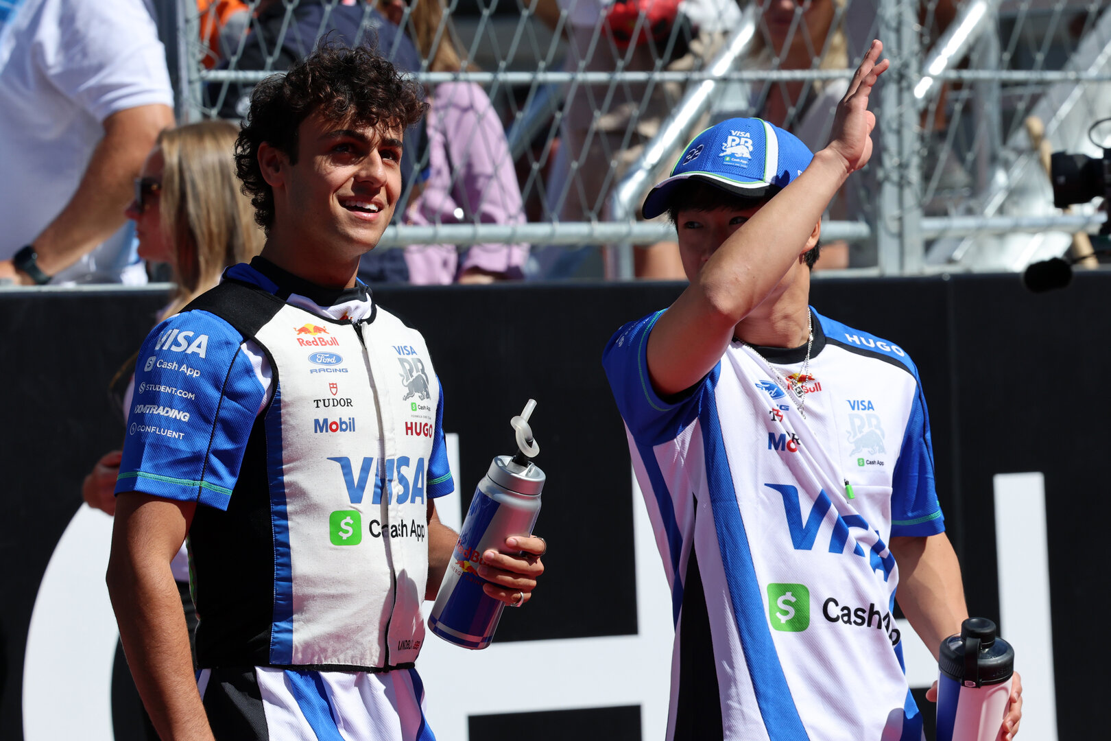 GP SPAGNA, (L to R): Arvid Lindblad (GBR) Racing Bulls Formula One Team e Yuki Tsunoda (JPN) Racing Bulls Formula One Team Reserve Driver on the drivers' parade.
13.09.2026. Formula 1 World Championship, Rd 14, Spanish Grand Prix, Madrid, Spain, Gara Day.
- www.xpbimages.com, EMail: requests@xpbimages.com © Copyright: Batchelor / XPB Images