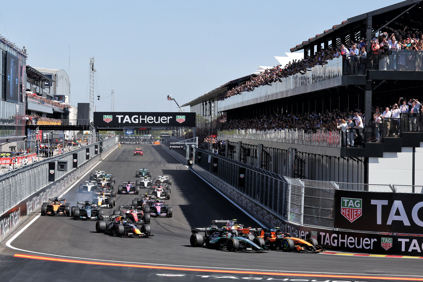 GP SPAGNA, Lando Norris (GBR) McLaren F1 Team MCL40 davanti a Andrea Kimi Antonelli (ITA) Mercedes AMG Formula One Team W17 e Lewis Hamilton (GBR) Ferrari SF-26 at the partenza of the race.
13.09.2026. Formula 1 World Championship, Rd 14, Spanish Grand Prix, Madrid, Spain, Gara Day.
- www.xpbimages.com, EMail: requests@xpbimages.com © Copyright: Moy / XPB Images