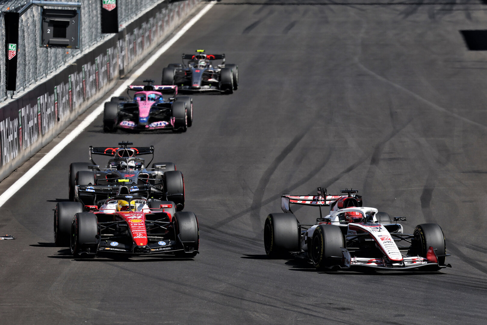 GP SPAGNA, Lewis Hamilton (GBR) Ferrari SF-26 e Esteban Ocon (FRA) Haas F1 Team VF-26 battle for position.
13.09.2026. Formula 1 World Championship, Rd 14, Spanish Grand Prix, Madrid, Spain, Gara Day.
- www.xpbimages.com, EMail: requests@xpbimages.com © Copyright: Moy / XPB Images