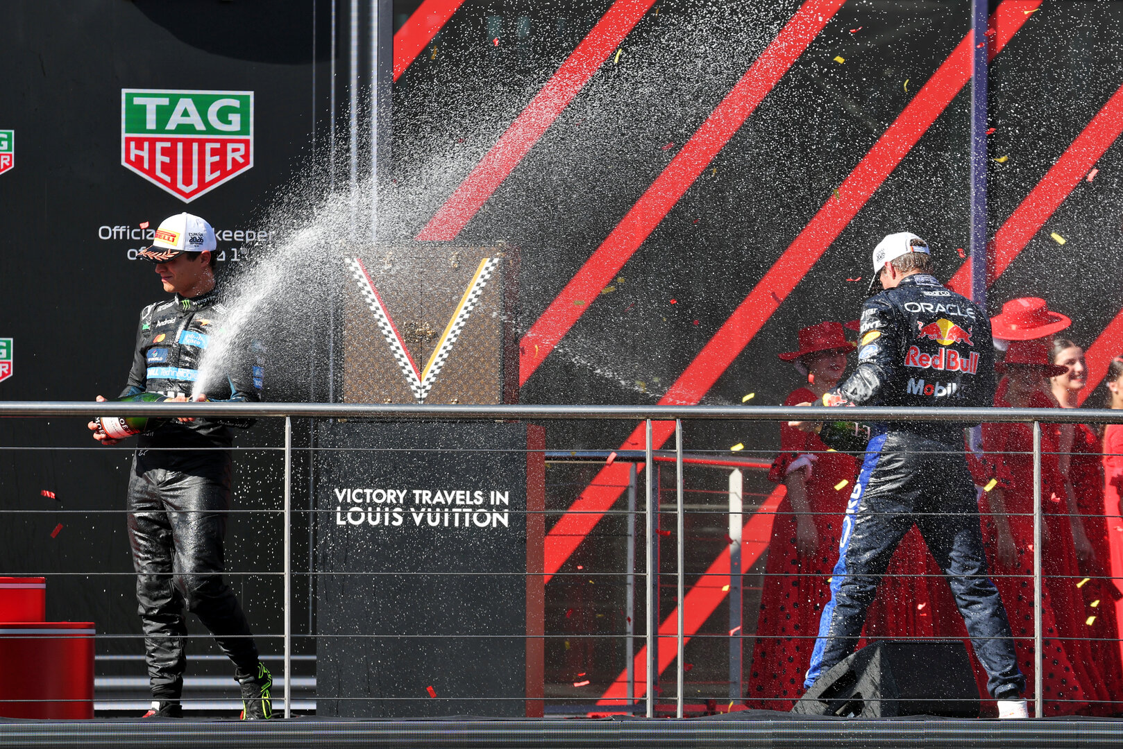 GP SPAGNA, (L to R): Lando Norris (GBR) McLaren F1 Team celebrates his third position on the podium with second placed Max Verstappen (NLD) Red Bull Racing.
13.09.2026. Formula 1 World Championship, Rd 14, Spanish Grand Prix, Madrid, Spain, Gara Day.
- www.xpbimages.com, EMail: requests@xpbimages.com © Copyright: Moy / XPB Images