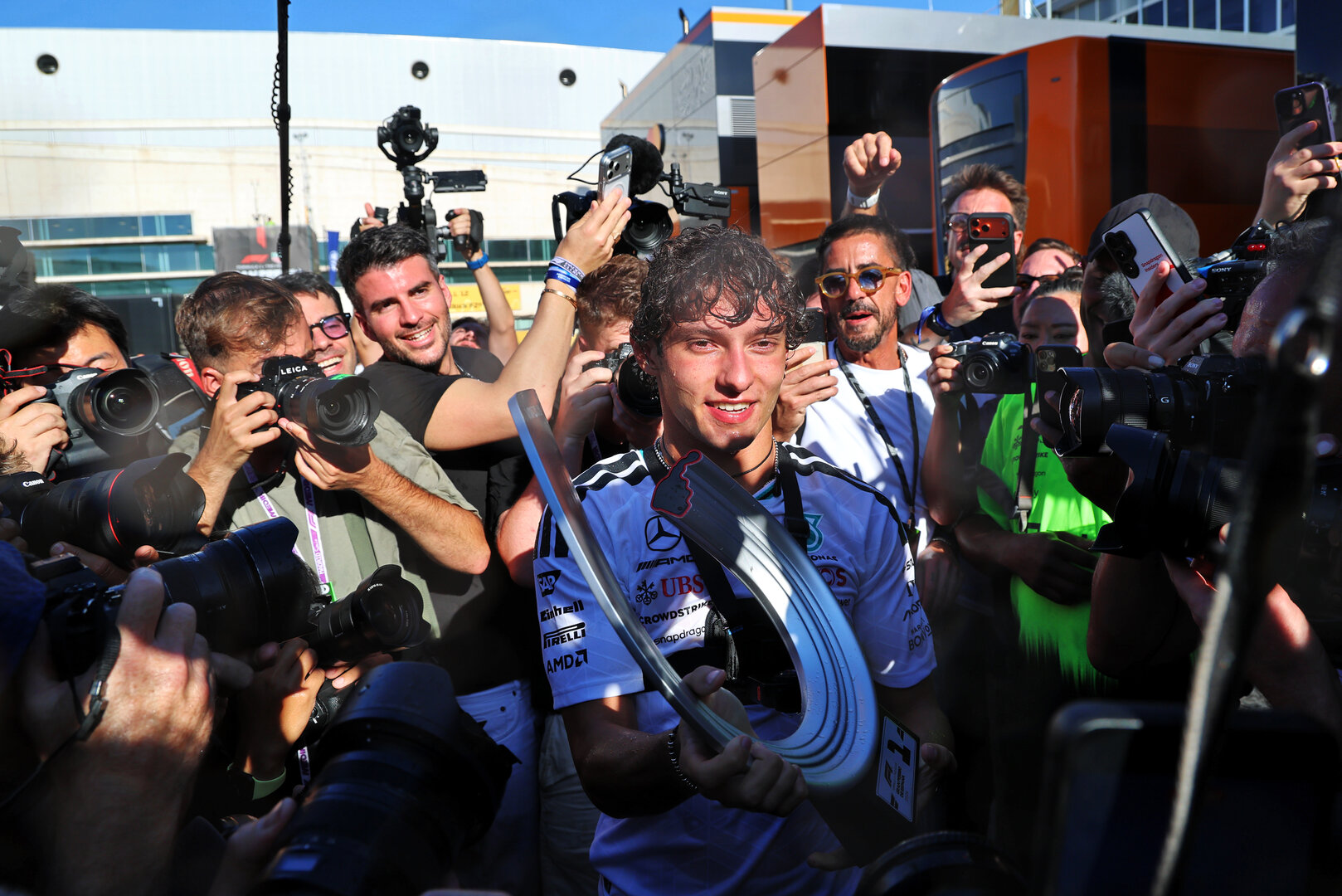 GP SPAGNA, Gara winner Andrea Kimi Antonelli (ITA) Mercedes AMG Formula One Team celebrates with the team.
13.09.2026. Formula 1 World Championship, Rd 14, Spanish Grand Prix, Madrid, Spain, Gara Day.
- www.xpbimages.com, EMail: requests@xpbimages.com © Copyright: Batchelor / XPB Images