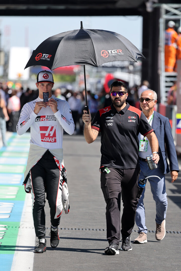 GP SPAGNA, Oliver Bearman (GBR) Haas F1 Team on the grid.
13.09.2026. Formula 1 World Championship, Rd 14, Spanish Grand Prix, Madrid, Spain, Gara Day.
- www.xpbimages.com, EMail: requests@xpbimages.com © Copyright: Moy / XPB Images