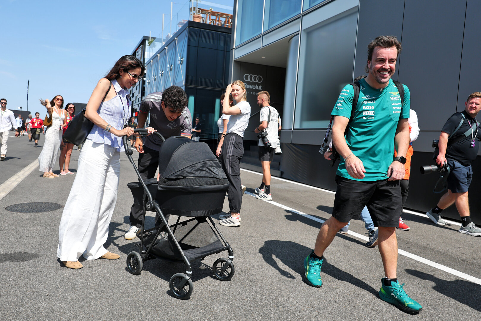 GP UNGHERIA, (L to R): Melissa Jimenez (ESP) with her son Leonard Alonso Jimenez (ESP); Gabriel Bortoleto (BRA) Audi F1 Team; e Fernando Alonso (ESP) Aston Martin F1 Team.
26.07.2026. Formula 1 World Championship, Rd 11, Hungarian Grand Prix, Budapest, Hungary, Gara Day.
- www.xpbimages.com, EMail: requests@xpbimages.com © Copyright: Moy / XPB Images