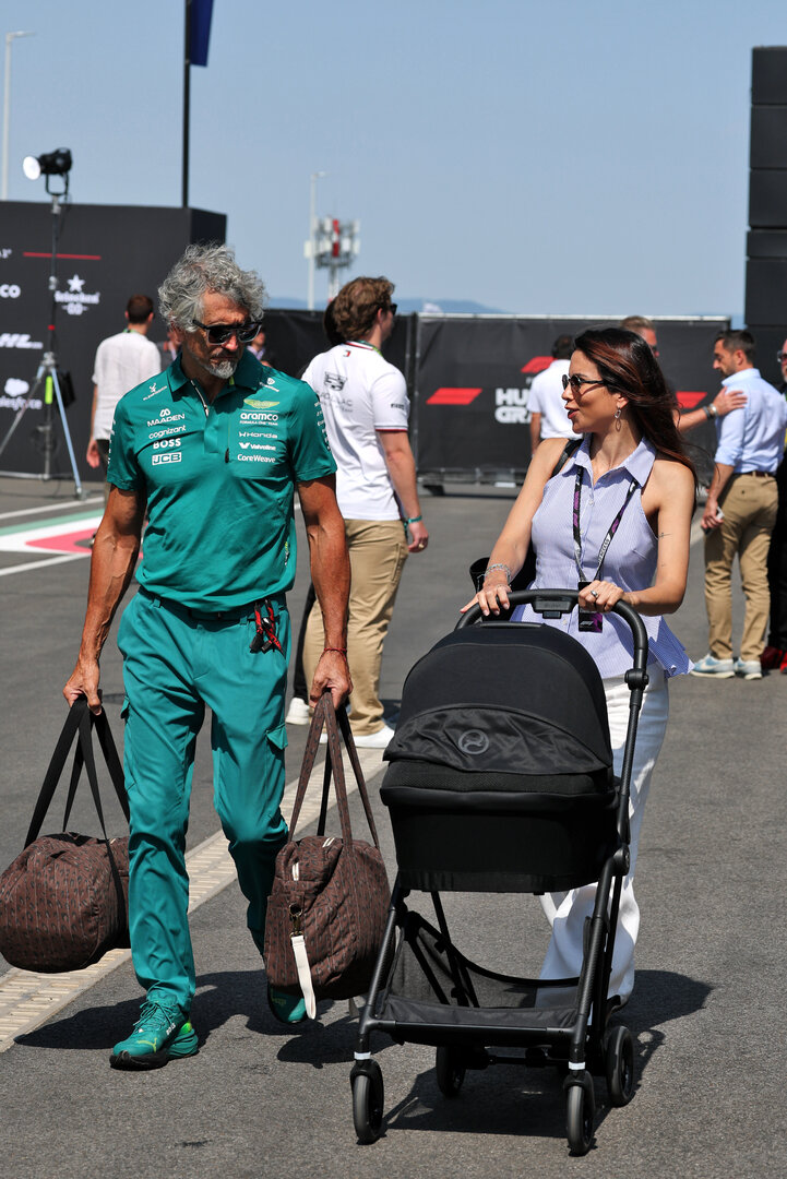 GP UNGHERIA, (L to R): Edoardo Bendinelli (ITA) Aston Martin F1 Team Personal Trainer with Melissa Jimenez (ESP) with her son Leonard Alonso Jimenez (ESP).
26.07.2026. Formula 1 World Championship, Rd 11, Hungarian Grand Prix, Budapest, Hungary, Gara Day.
- www.xpbimages.com, EMail: requests@xpbimages.com © Copyright: Moy / XPB Images