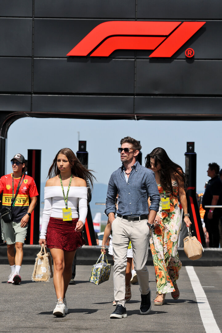 GP UNGHERIA, Casey Stoner (AUS) former MotoGP Rider with his daughter Alessandra Stoner. 
26.07.2026. Formula 1 World Championship, Rd 11, Hungarian Grand Prix, Budapest, Hungary, Gara Day.
- www.xpbimages.com, EMail: requests@xpbimages.com © Copyright: Moy / XPB Images