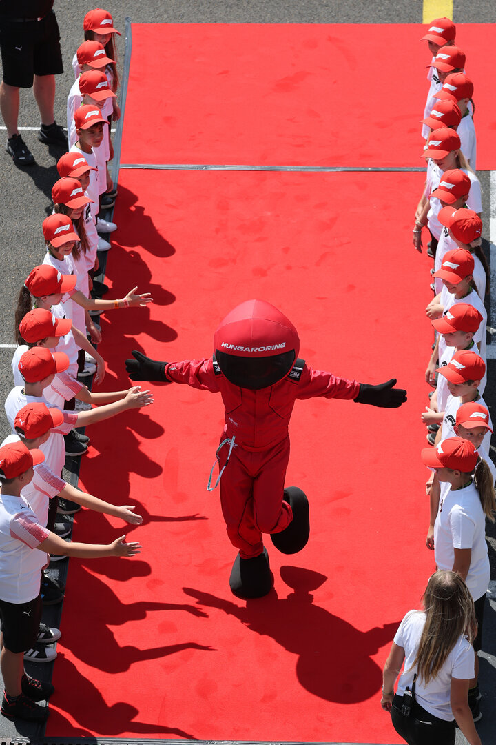 GP UNGHERIA, Drivers' Parade Atmosfera.
26.07.2026. Formula 1 World Championship, Rd 11, Hungarian Grand Prix, Budapest, Hungary, Gara Day.
- www.xpbimages.com, EMail: requests@xpbimages.com © Copyright: Moy / XPB Images