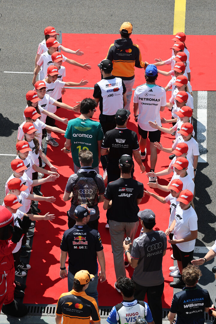 GP UNGHERIA, (L to R): Max Verstappen (NLD) Red Bull Racing e Gabriel Bortoleto (BRA) Audi F1 Team on the drivers' parade.
26.07.2026. Formula 1 World Championship, Rd 11, Hungarian Grand Prix, Budapest, Hungary, Gara Day.
- www.xpbimages.com, EMail: requests@xpbimages.com © Copyright: Moy / XPB Images