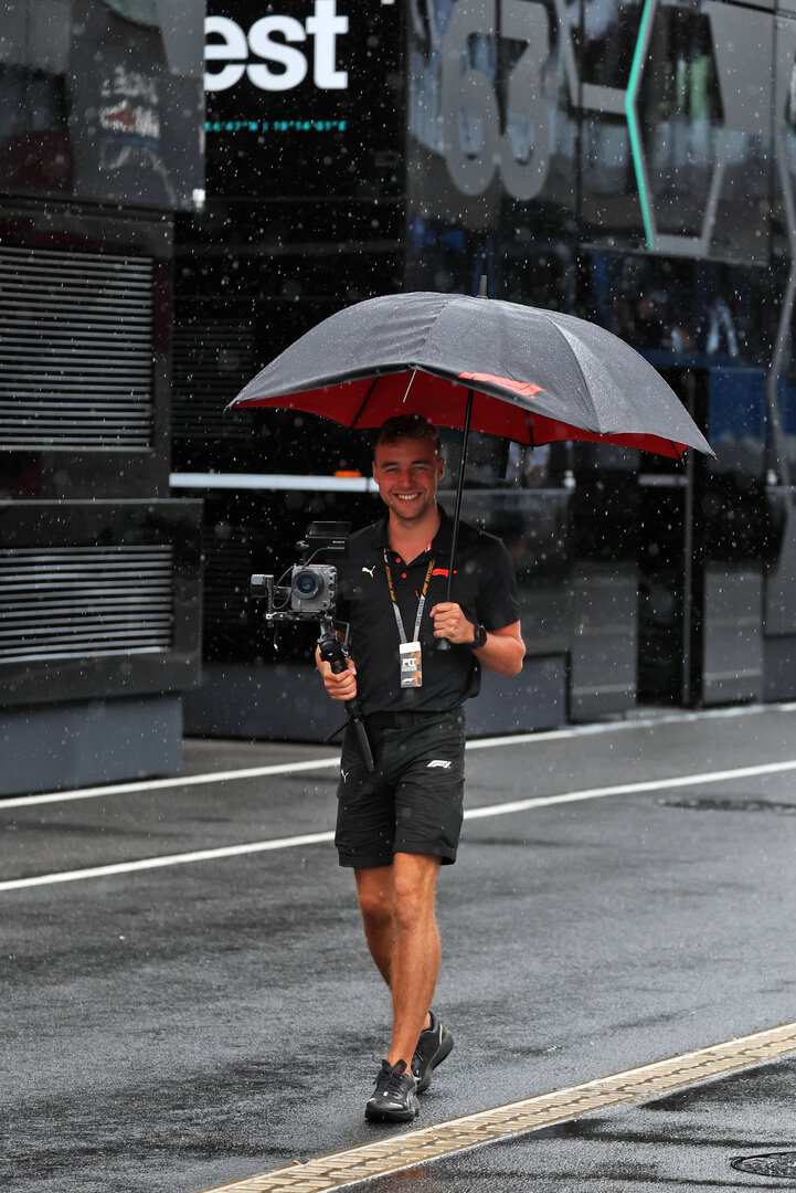 GP UNGHERIA, Paddock Atmosfera - F1 Camera Operator in the rain.
23.07.2026. Formula 1 World Championship, Rd 11, Hungarian Grand Prix, Budapest, Hungary, Preparation Day.
- www.xpbimages.com, EMail: requests@xpbimages.com © Copyright: Moy / XPB Images