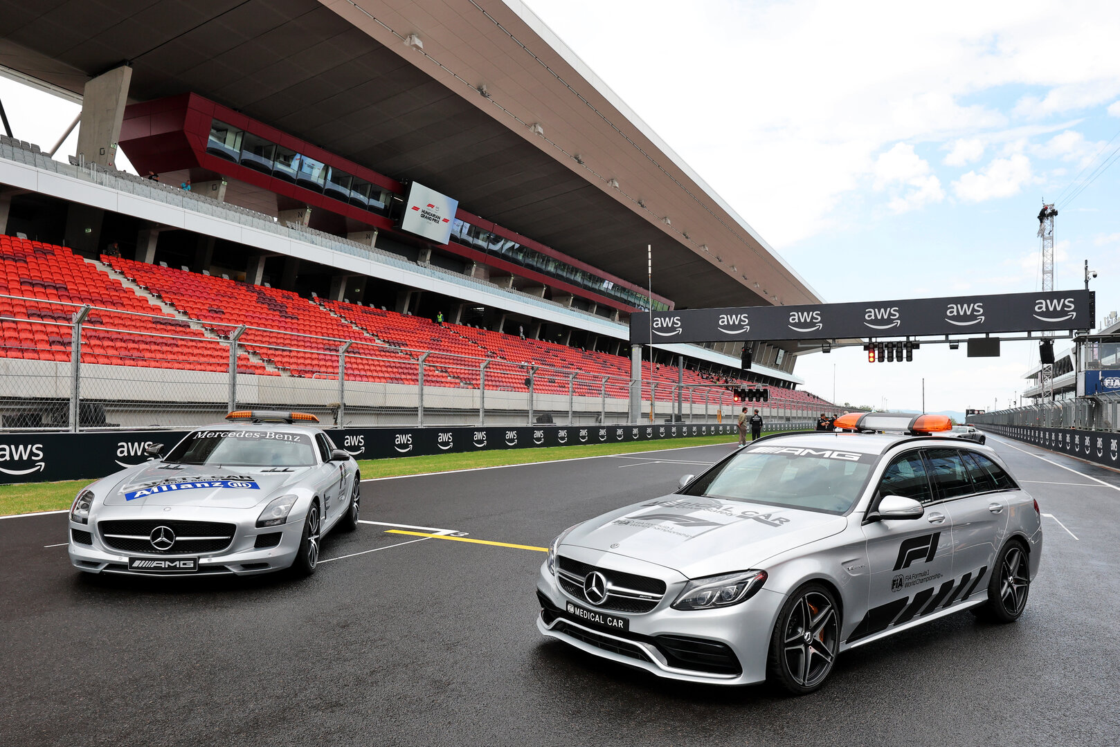 GP UNGHERIA, Circuit Atmosfera - the original Mercedes FIA Safety Car e Mercedes FIA Medical Car.
23.07.2026. Formula 1 World Championship, Rd 11, Hungarian Grand Prix, Budapest, Hungary, Preparation Day.
- www.xpbimages.com, EMail: requests@xpbimages.com © Copyright: Moy / XPB Images