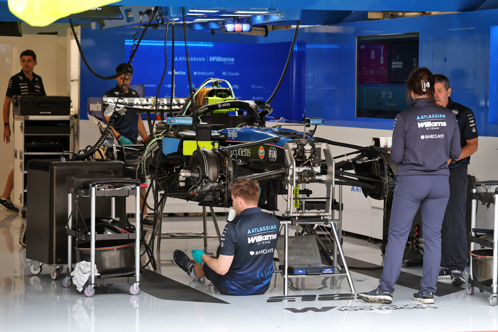 GP UNGHERIA, Williams F1 Team FW48 being prepared by meccanici in the pit garage.
23.07.2026. Formula 1 World Championship, Rd 11, Hungarian Grand Prix, Budapest, Hungary, Preparation Day.
- www.xpbimages.com, EMail: requests@xpbimages.com © Copyright: Moy / XPB Images