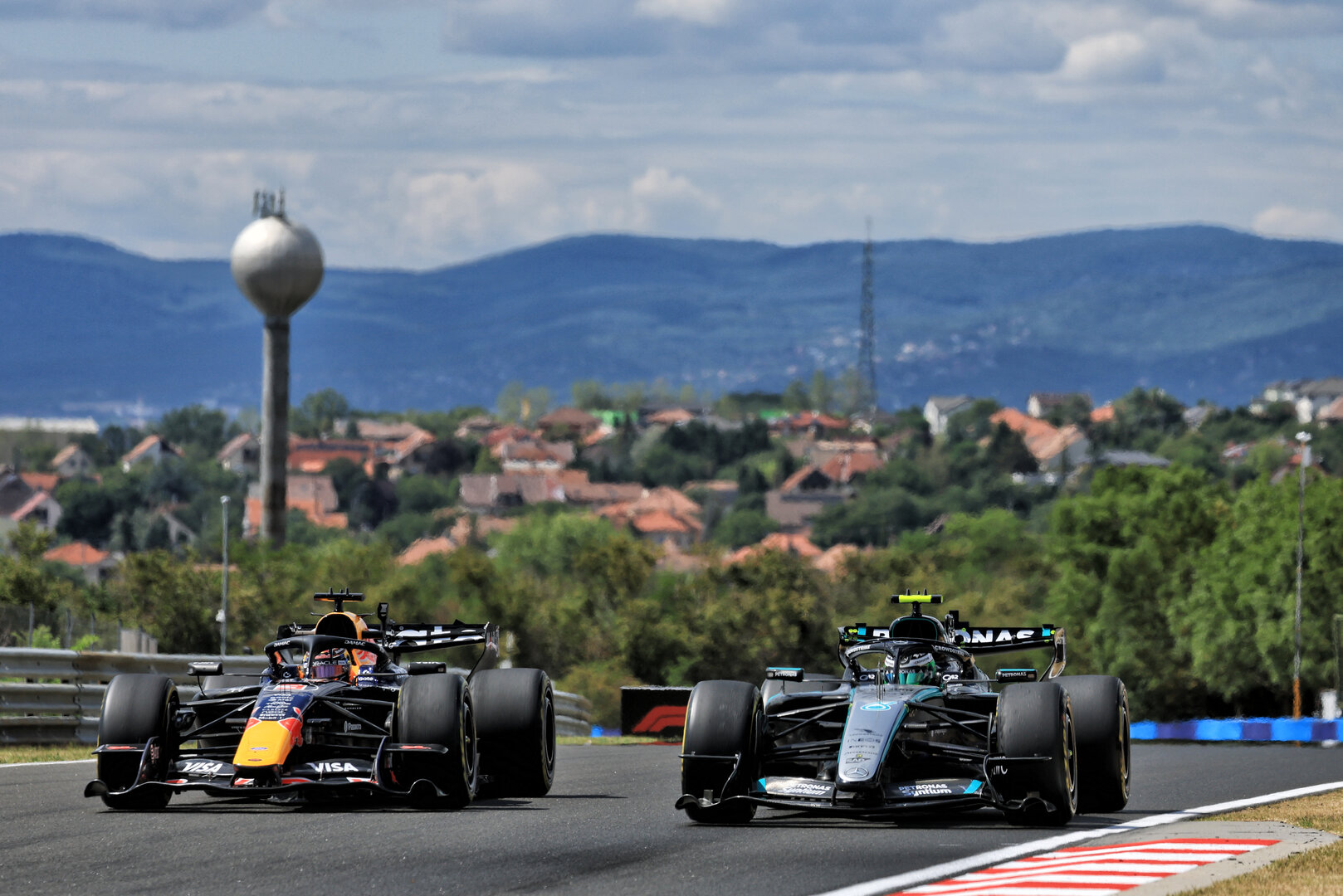 GP UNGHERIA, Max Verstappen (NLD) Red Bull Racing RB22 e Frederik Vesti (DEN) Mercedes AMG Formula One Team W17 Reserve Driver.
24.07.2026. Formula 1 World Championship, Rd 11, Hungarian Grand Prix, Budapest, Hungary, Practice Day.
- www.xpbimages.com, EMail: requests@xpbimages.com © Copyright: Moy / XPB Images