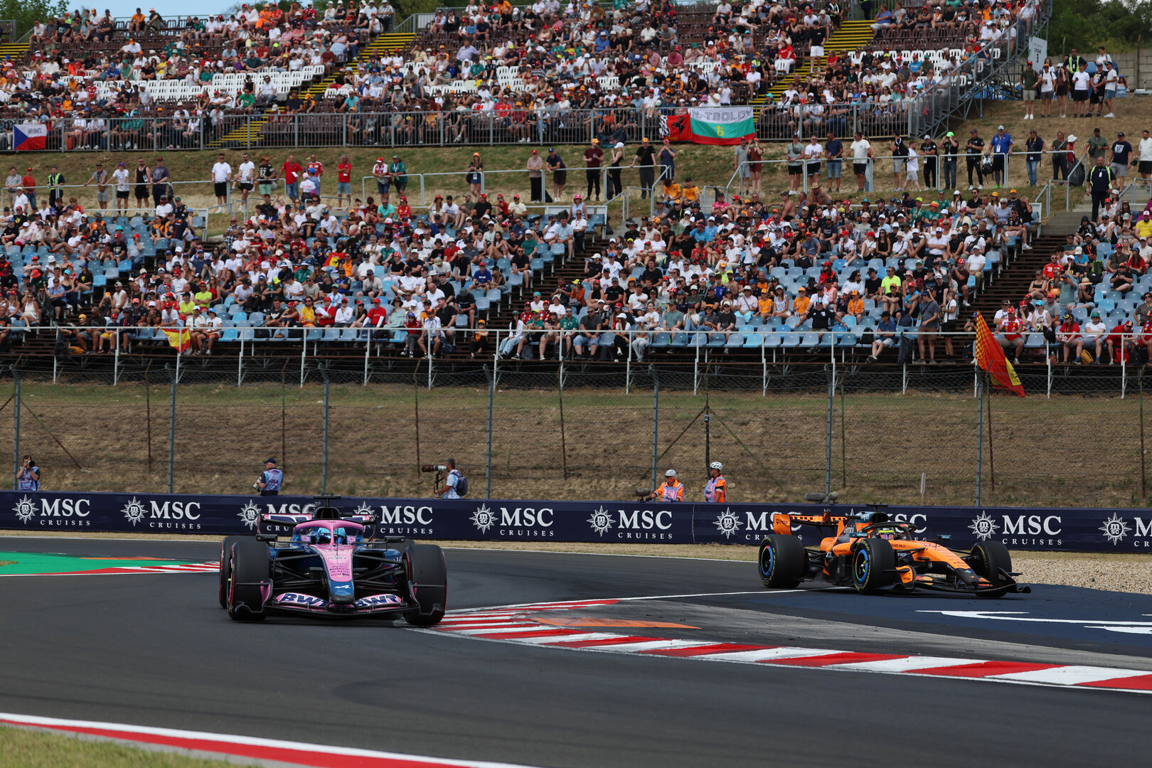 GP UNGHERIA, Pierre Gasly (FRA) Alpine F1 Team A526 e Leonardo Fornaroli (ITA) McLaren F1 Team MCL40 Reserve Driver.
24.07.2026. Formula 1 World Championship, Rd 11, Hungarian Grand Prix, Budapest, Hungary, Practice Day.
 - www.xpbimages.com, EMail: requests@xpbimages.com © Copyright: Rew / XPB Images