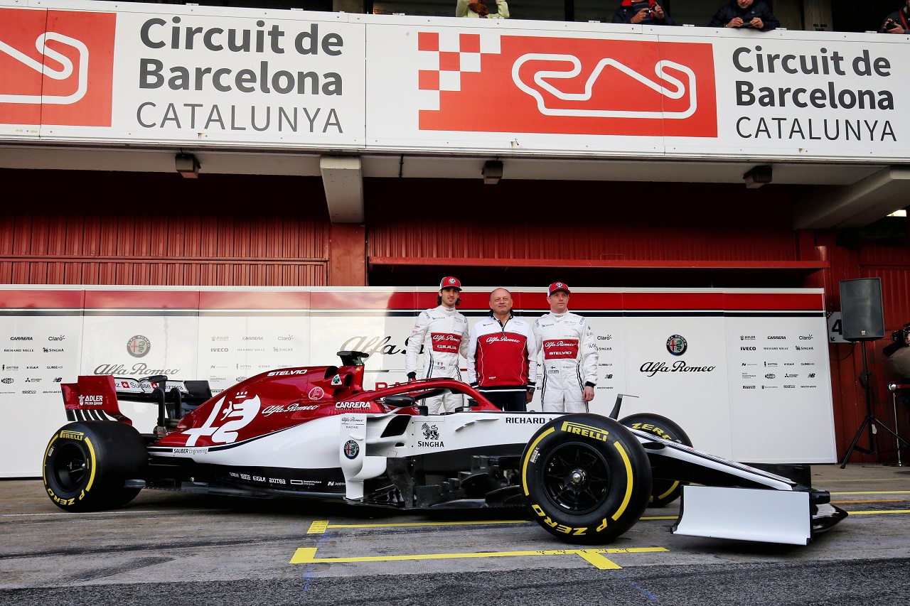 (L to R): Antonio Giovinazzi (ITA) Alfa Romeo Racing with Frederic Vasseur (FRA) Alfa Romeo Racing Team Principal and Kimi Raikkonen (FIN) Alfa Romeo Racing.
18.02.2019.