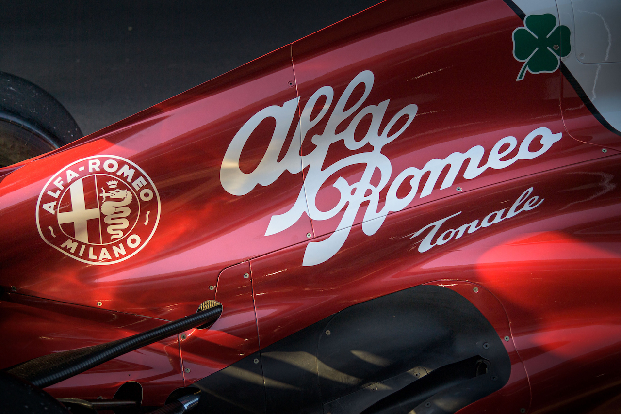 Alfa Romeo sveglia Milano - Bottas in Duomo