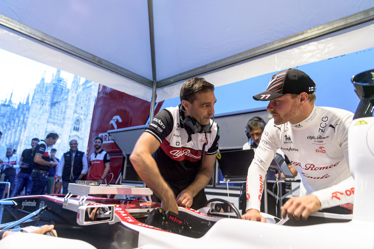 Alfa Romeo sveglia Milano - Bottas in Duomo