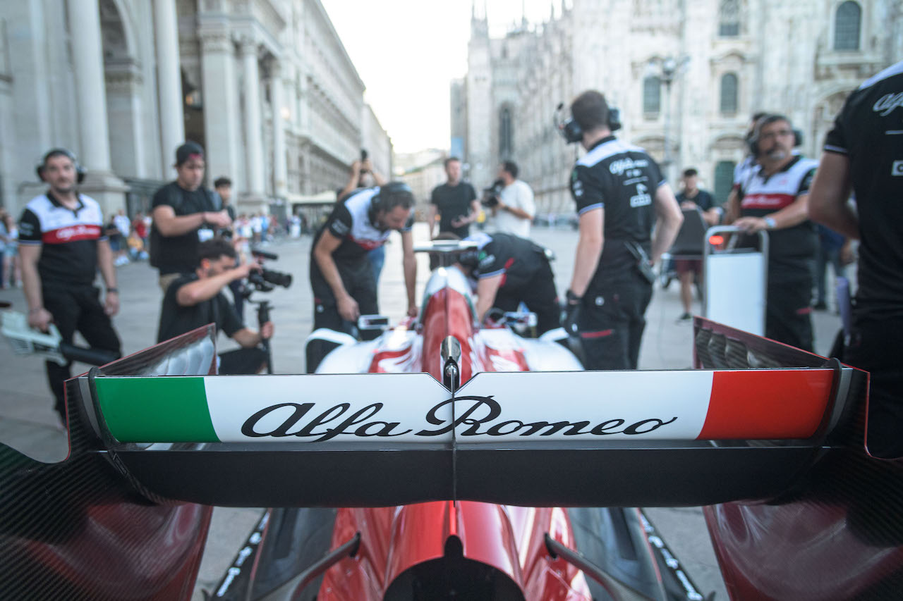 Alfa Romeo sveglia Milano - Bottas in Duomo