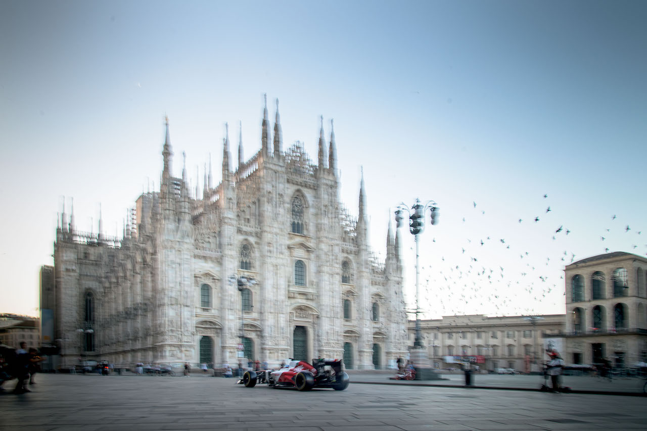 Alfa Romeo sveglia Milano - Bottas in Duomo